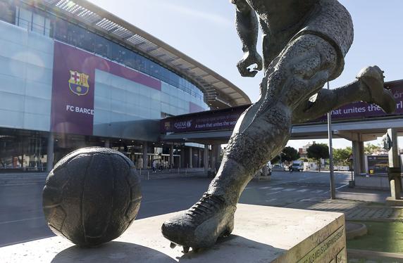 شعار الشركة القطرية امام ملعب كامب نو