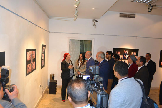 الدكتورة صفية القبانى تتحدث عن معرض حكايتها للفنانة زينب نور 