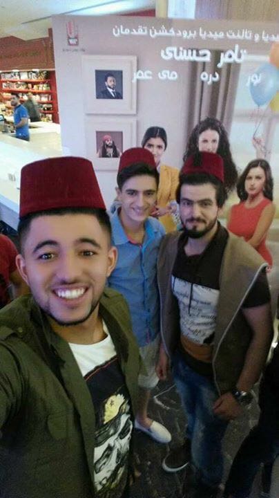 جمهور تامر حسنى يرتدون الطربوش (2)