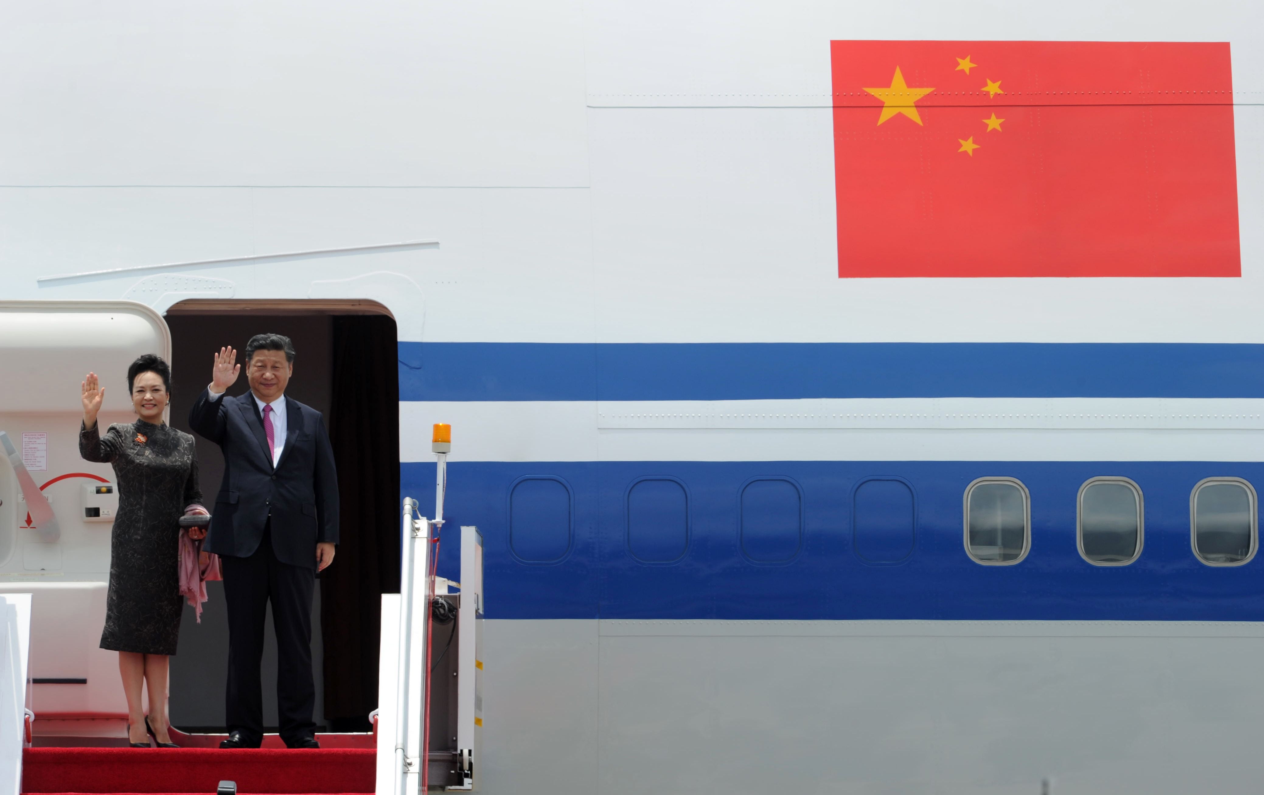 الرئيس الصينى وزوجته يغادران هونج كونج