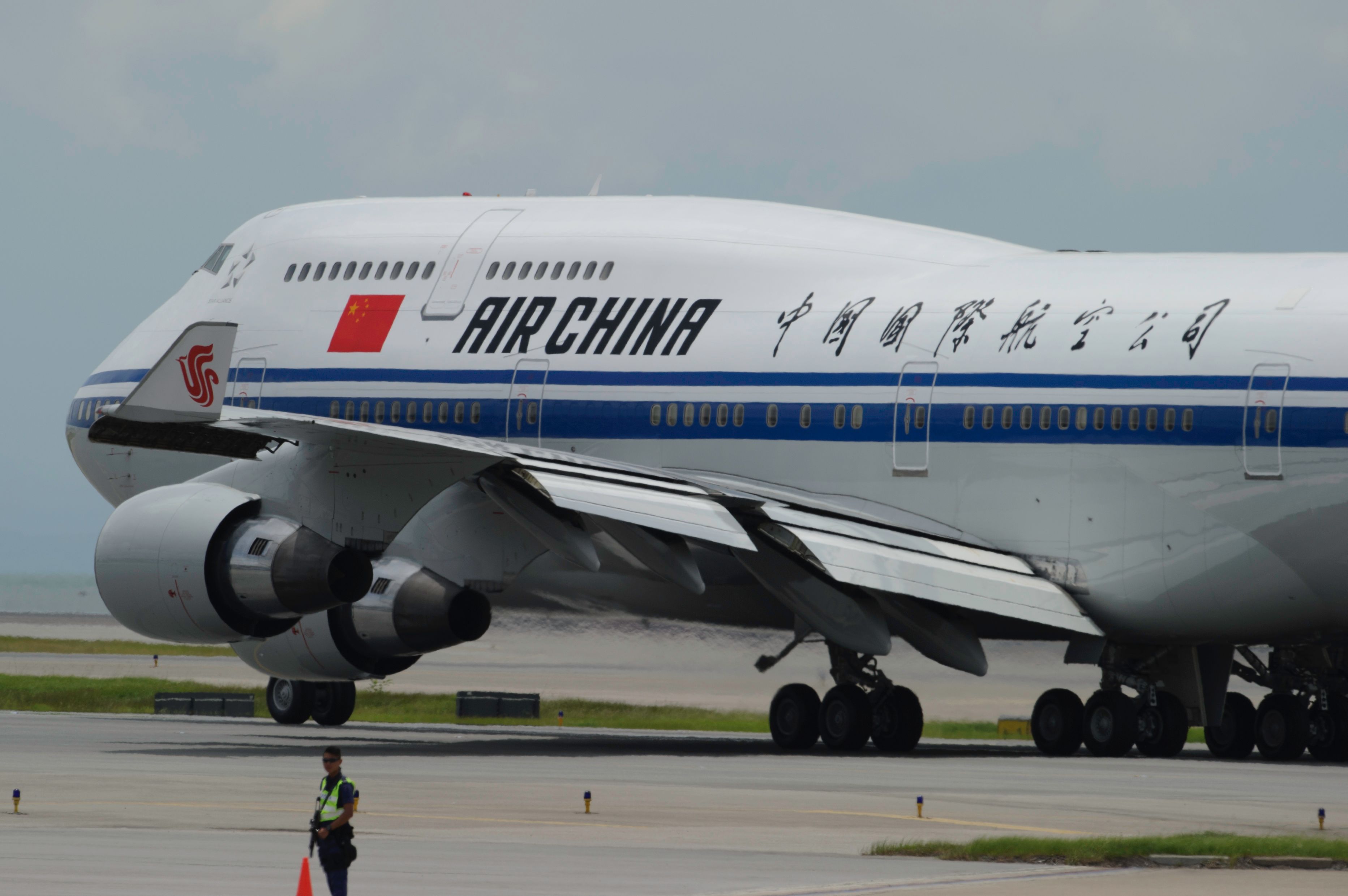 طائرة الرئيس الصينى تغادر مطار هونج كونج