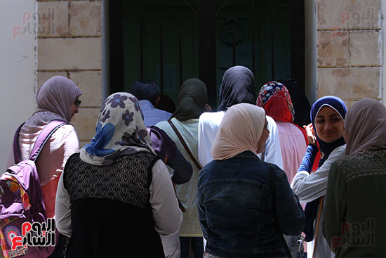  تزاحم أمام شباك شئون الطلاب