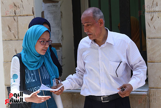  طالبة خلال سحب الاستمارات 