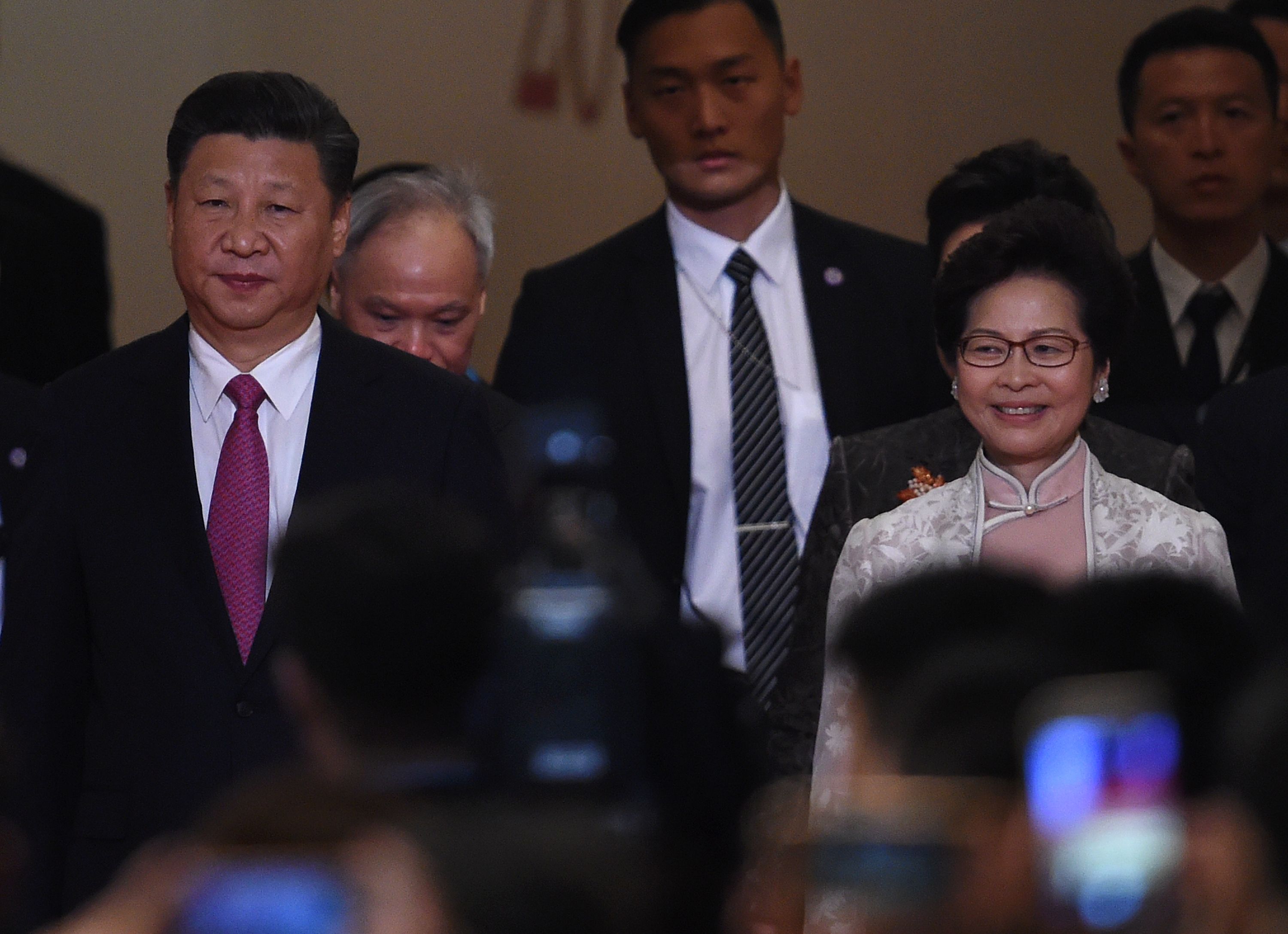 كارى لام الرئيسة التنفيذية الجديدة لهونج كونج اليمين أمام الرئيس الصينى شى جين بينغ
