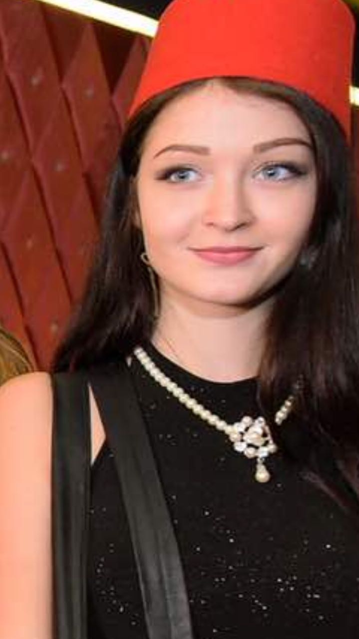 جمهور تامر حسنى يرتدون الطربوش (3)