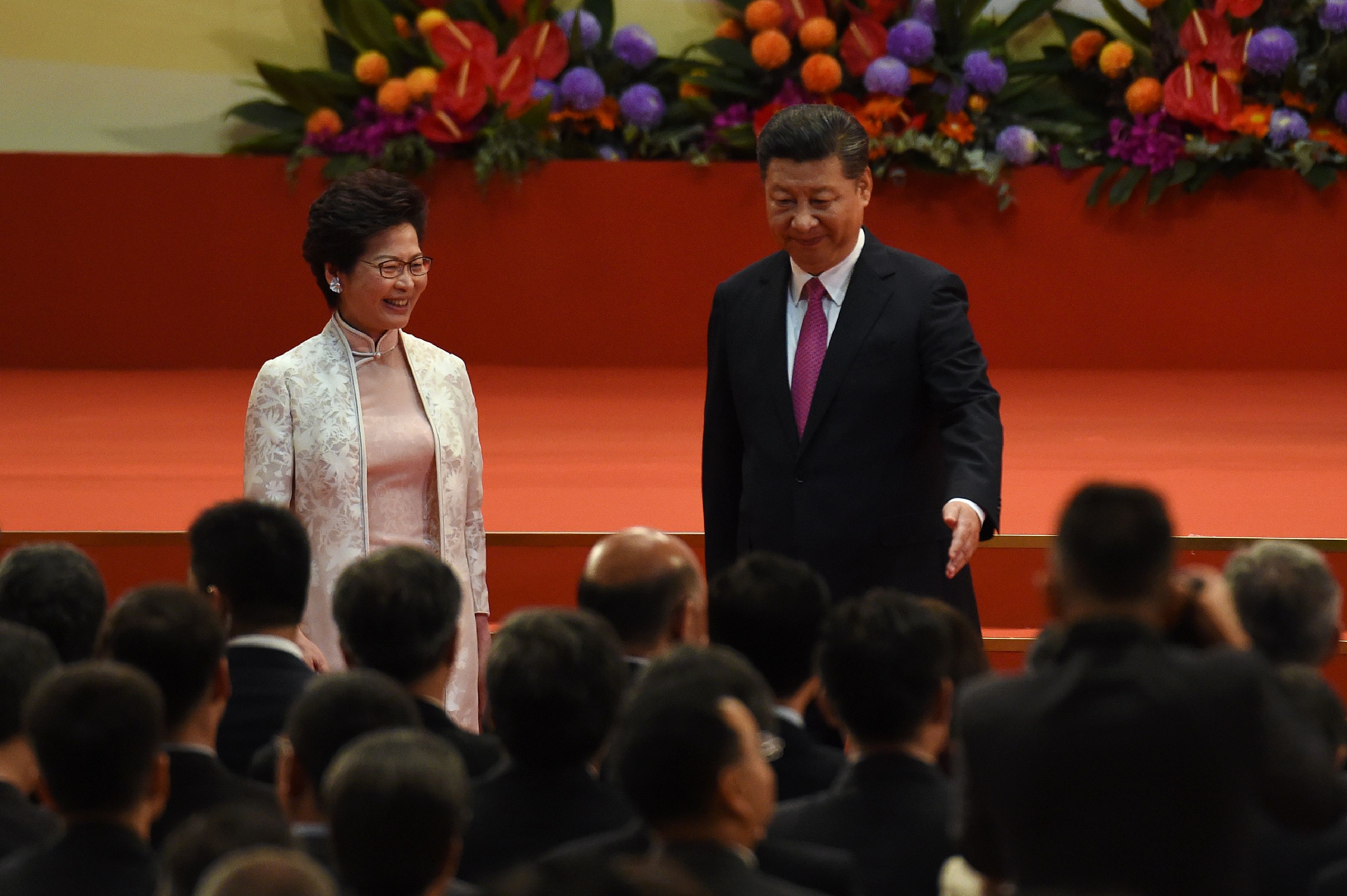 كارى لام الرئيسة التنفيذية الجديدة لهونج كونج  بصحبة الرئيس الصينى شى جين بينغ