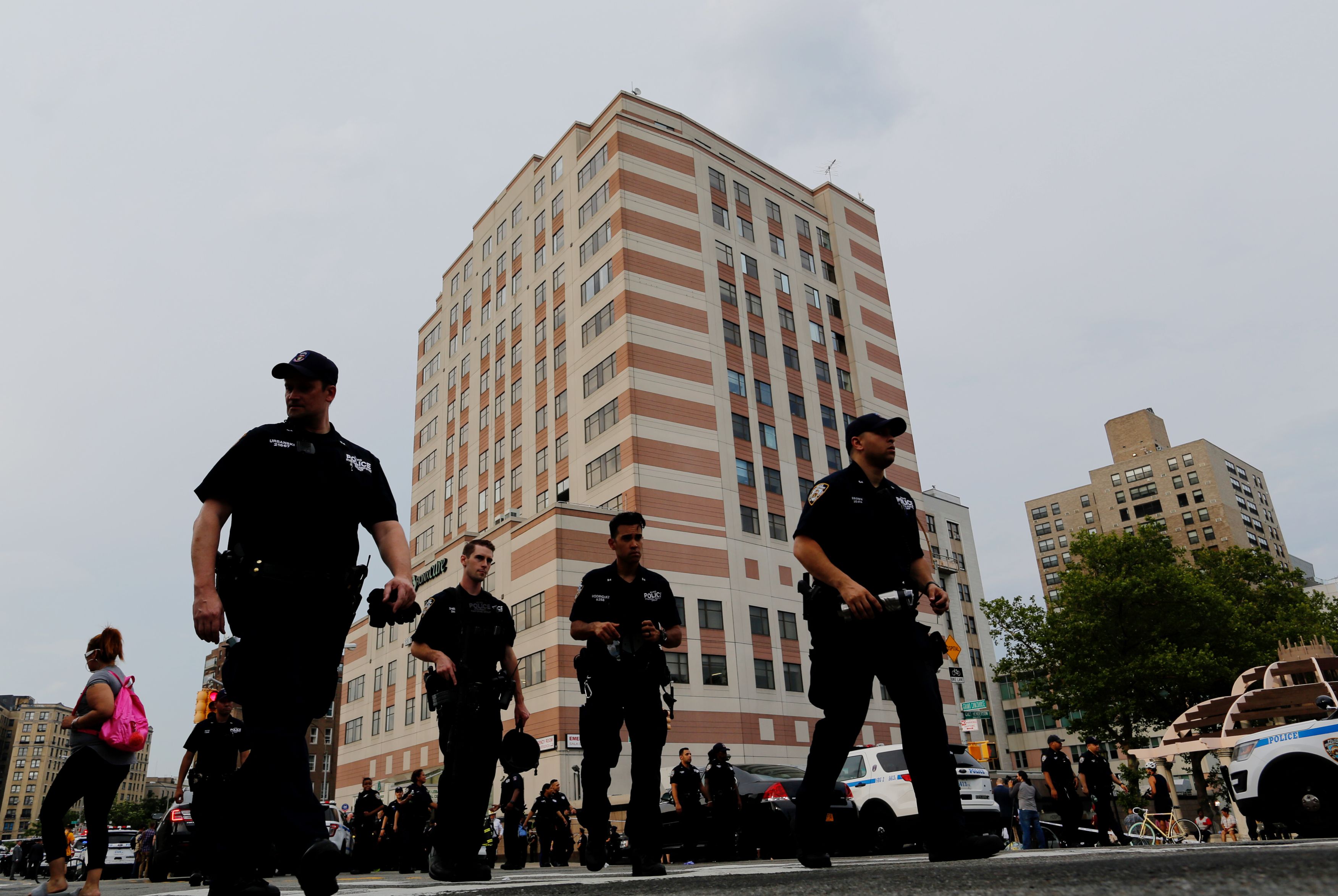 عناصر من شرطة نيويورك تؤمن محيط المستشفى عقب حادث إطلاق النار