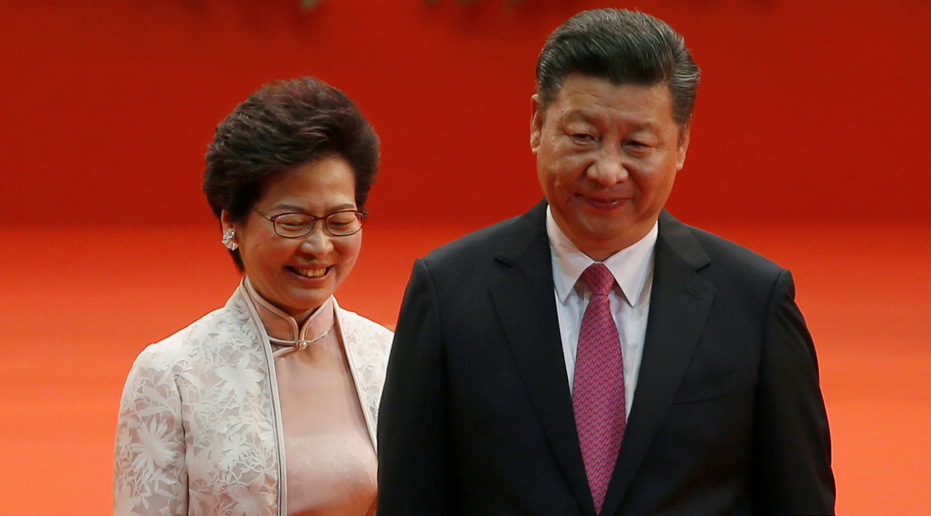 الرئيس الصينى شى جين بينغ بجوار الرئيس التنفيذى لهونج كونج كارى لام