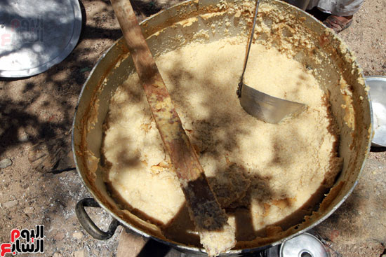 إعداد الجريشة المكونة من القمح المطحون والمطهى مع الخبز البدوى