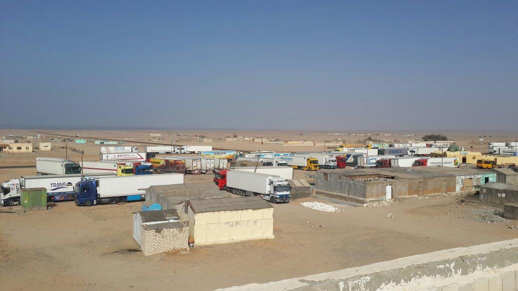 الشاحنات بمنفذ قرية راس حدربة البرى