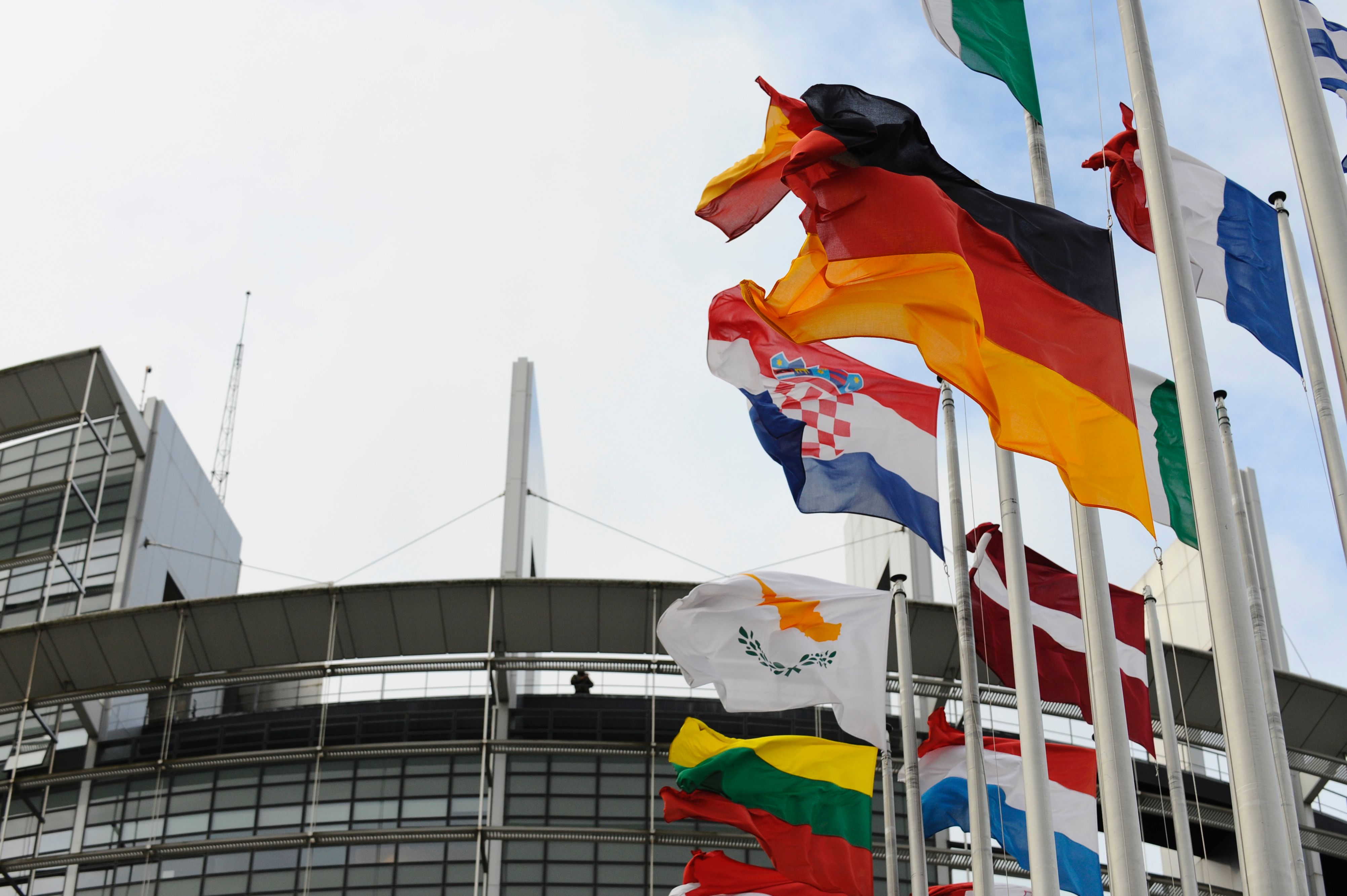 تنكيس أعلام الاتحاد الأوروبى حدادا على المستشار الألمانى الأسبق