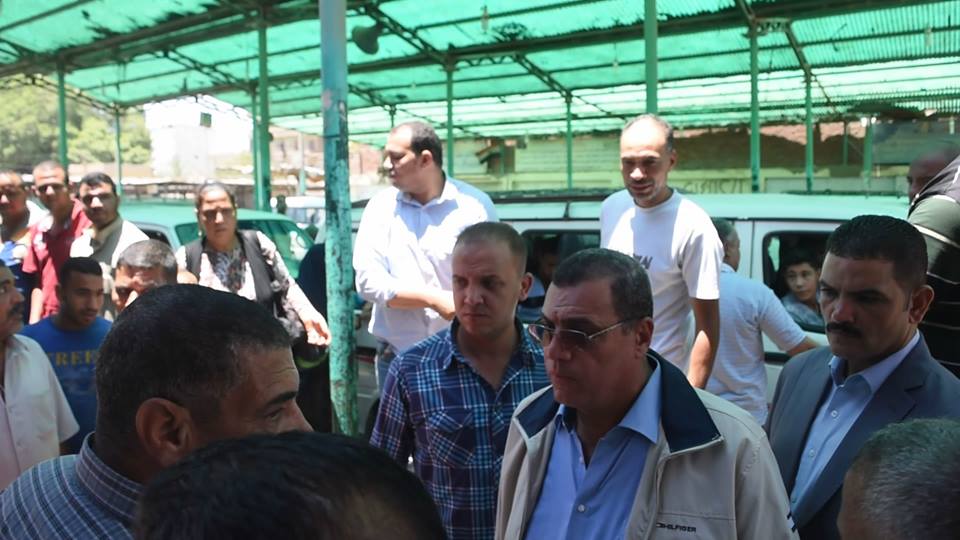 محافظ الفيوم خلال حديثه مع المواطنين محافظ الفيوم خلال حديثه مع المواطنين