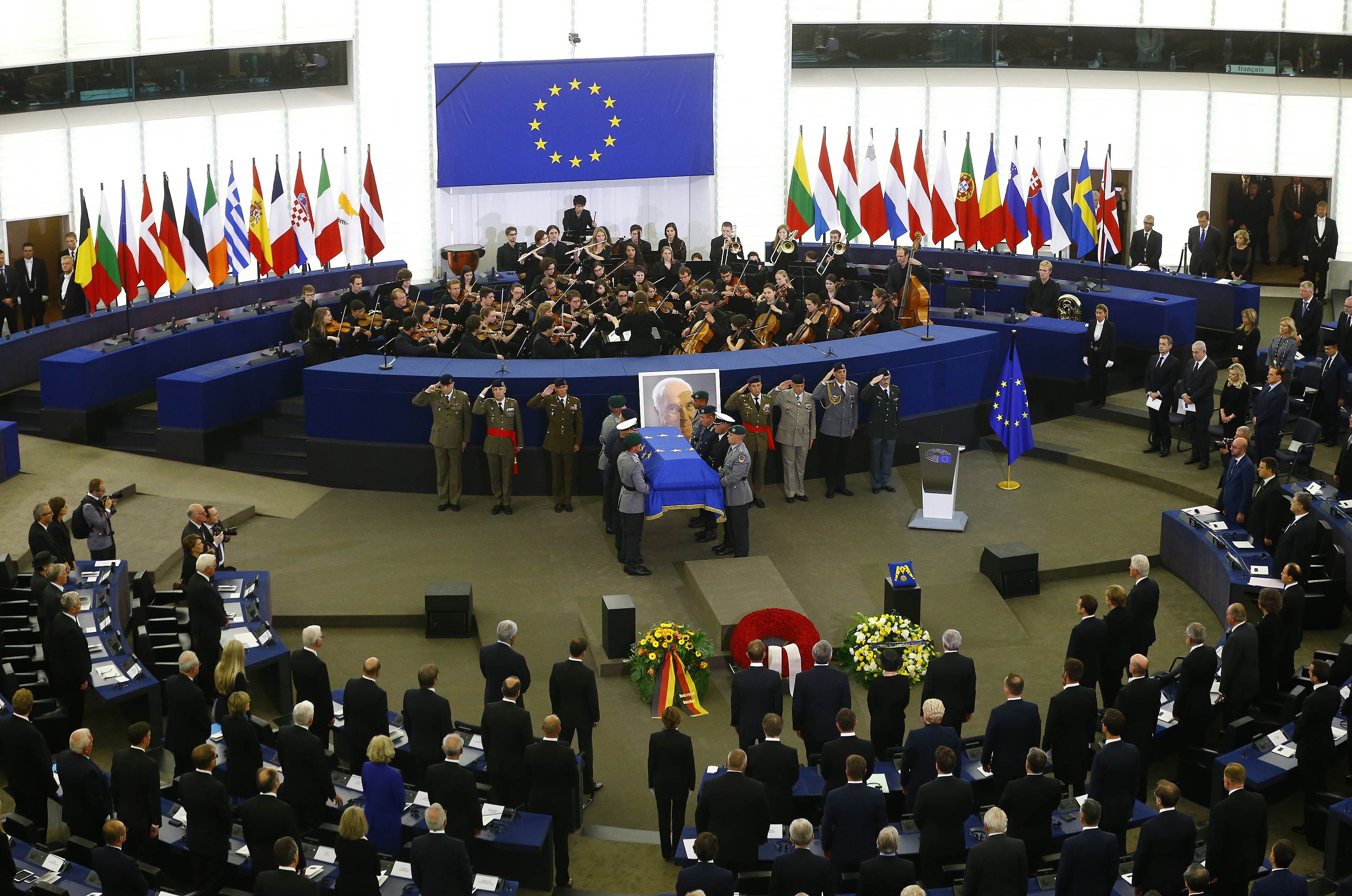نعش المستشار الألمانى الأسبق يتوسط قاعة البرلمان الأوروبى