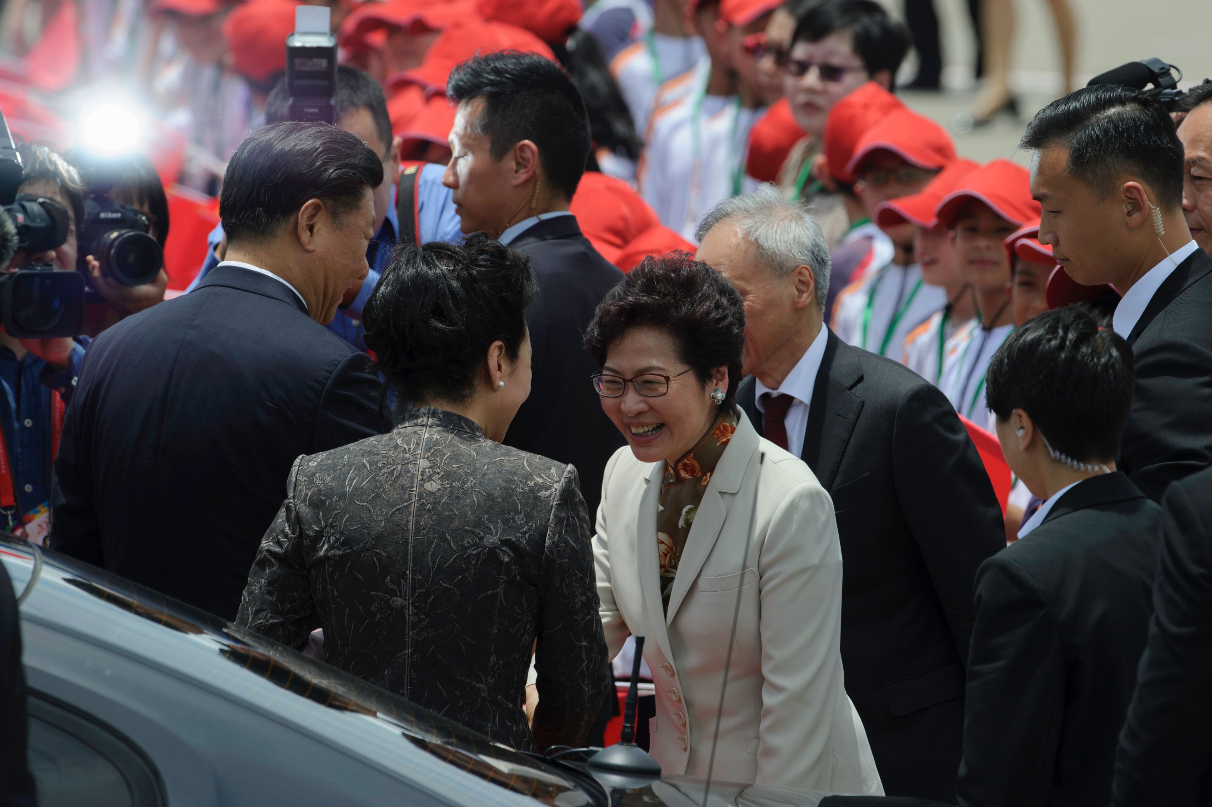 رئيسة هونج كونج تودع زوجة الرئيس الصينى