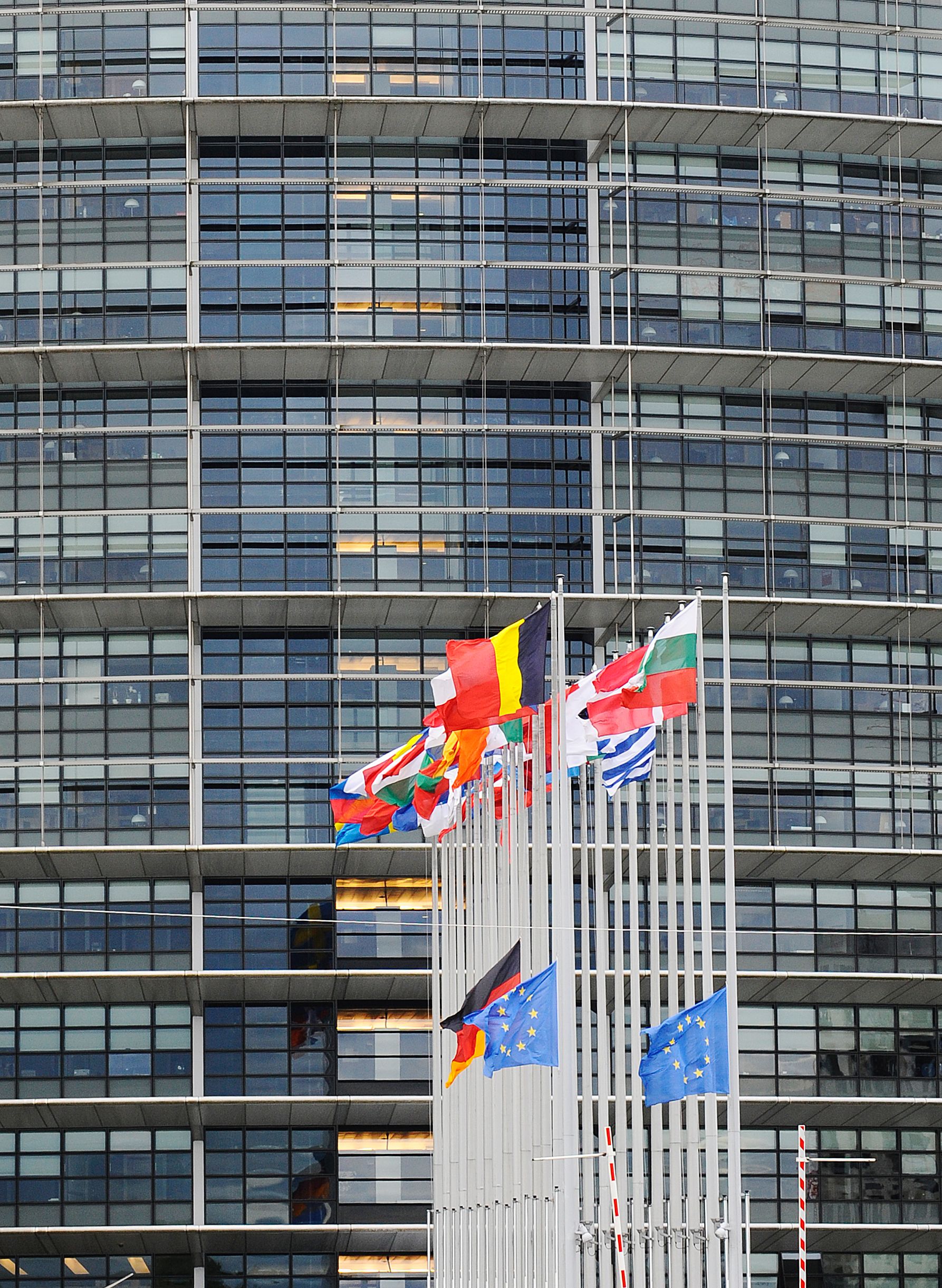 تنكيس أعلام البرلمان الأوروبى