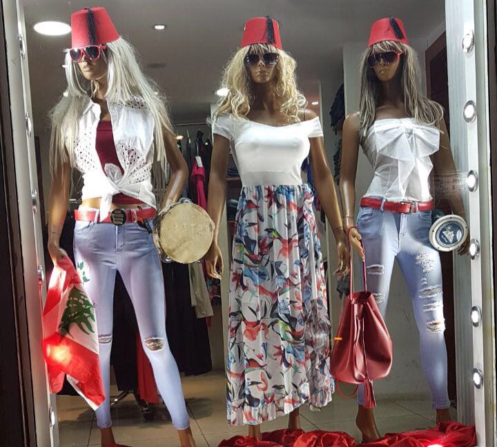 جمهور تامر حسنى يرتدون الطربوش (4)