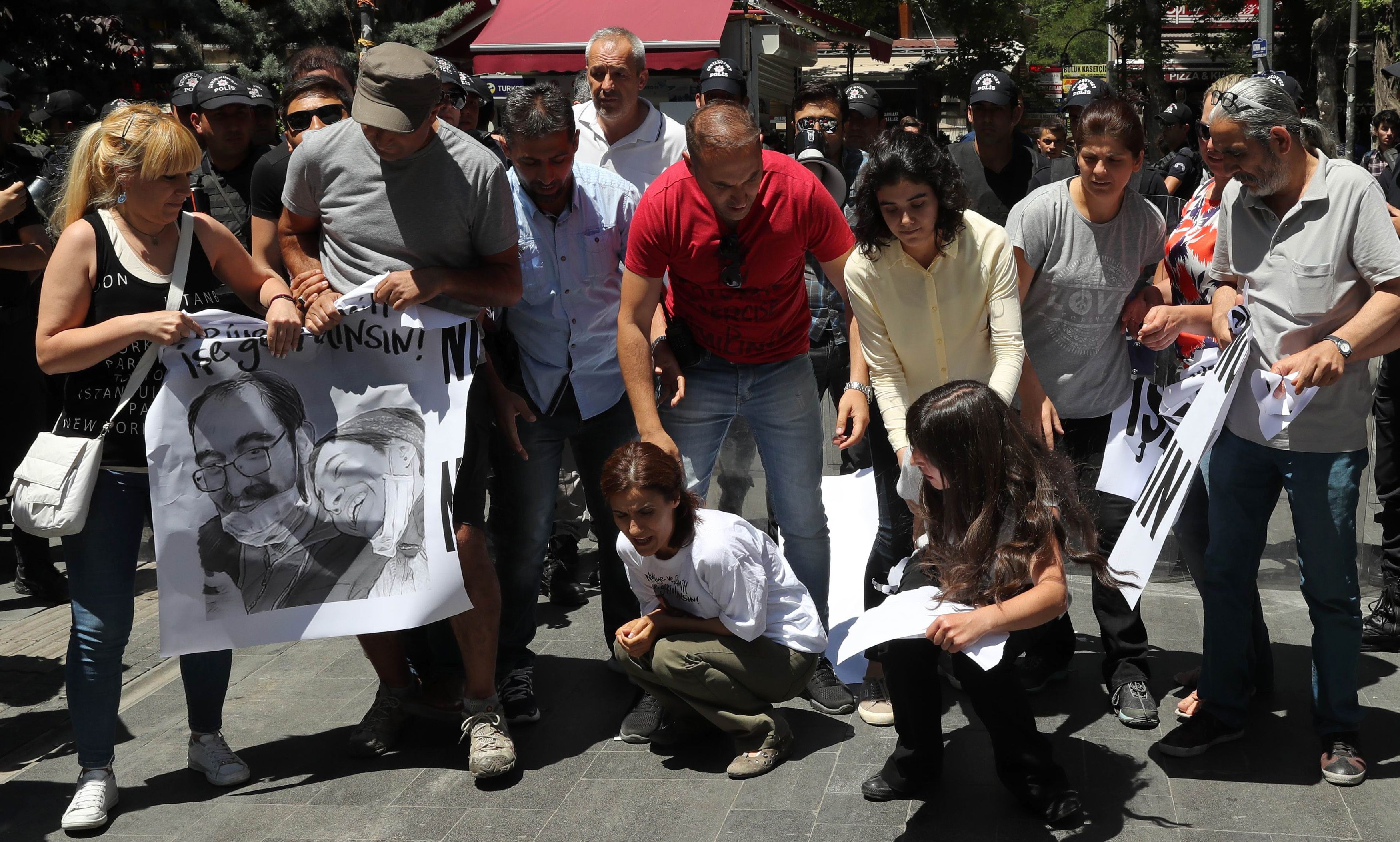 لافتات تضامنية مع معتقلين فى سجون تركيا