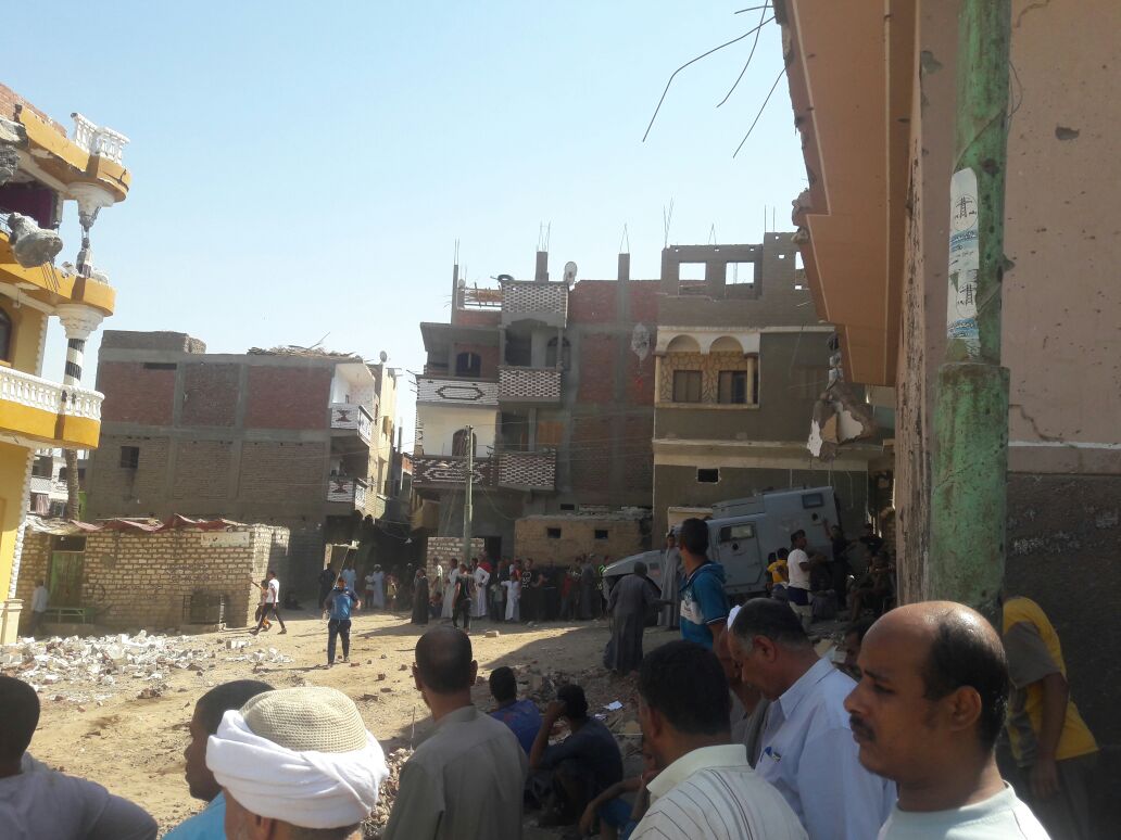 11 الامن يزيل منصات إطلاق جرينوف ومنازل مخالفة بقرية الكرنك  بقنا