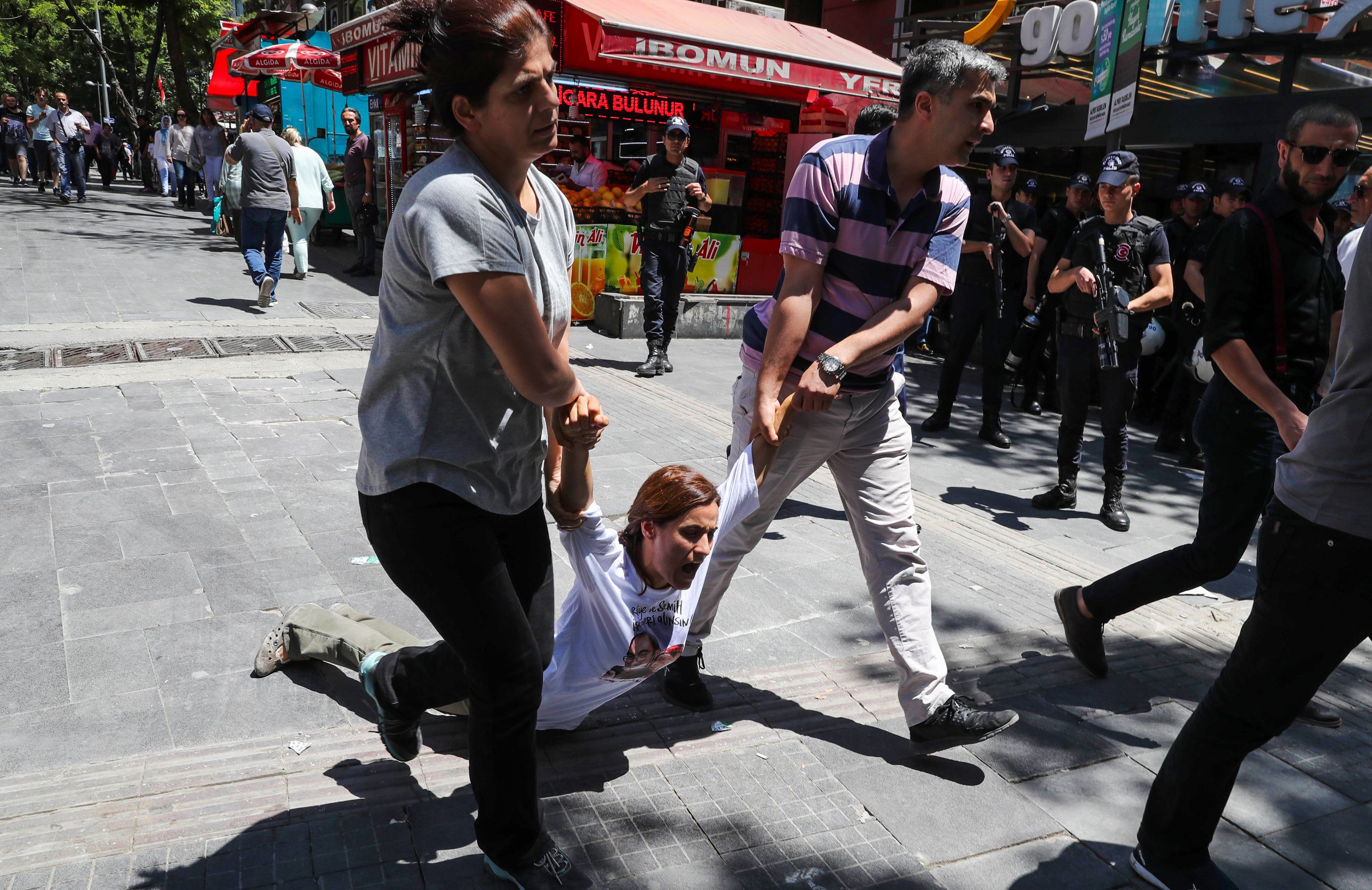 سحل المتظاهرون ضد اردوغان فى تركيا