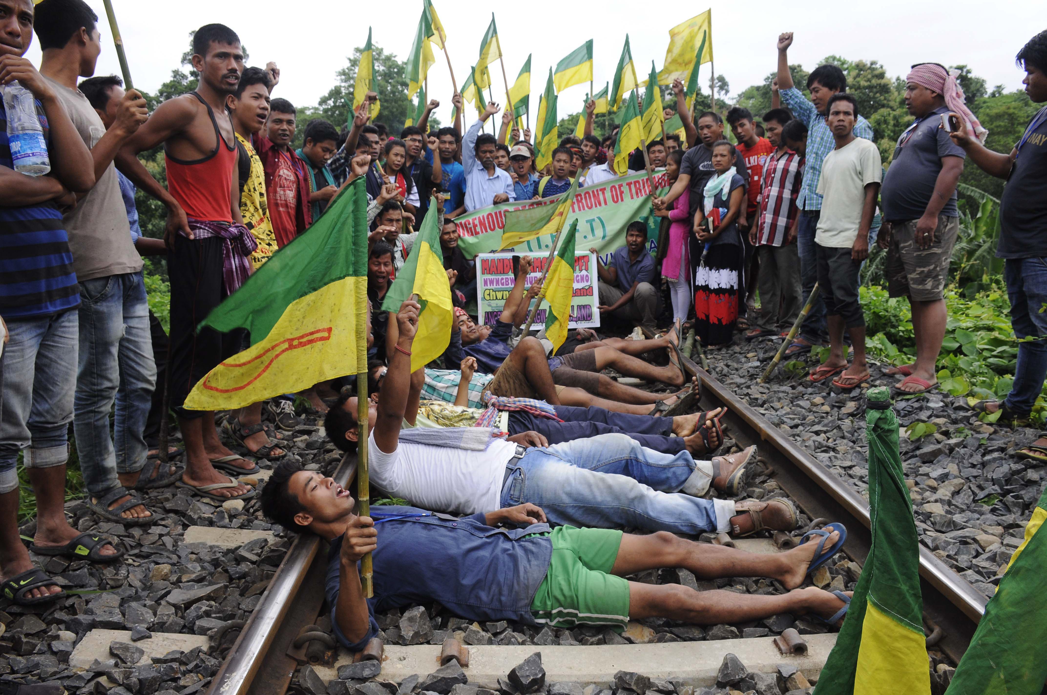 المتظاهرون يفترشون السكك الحديدية
