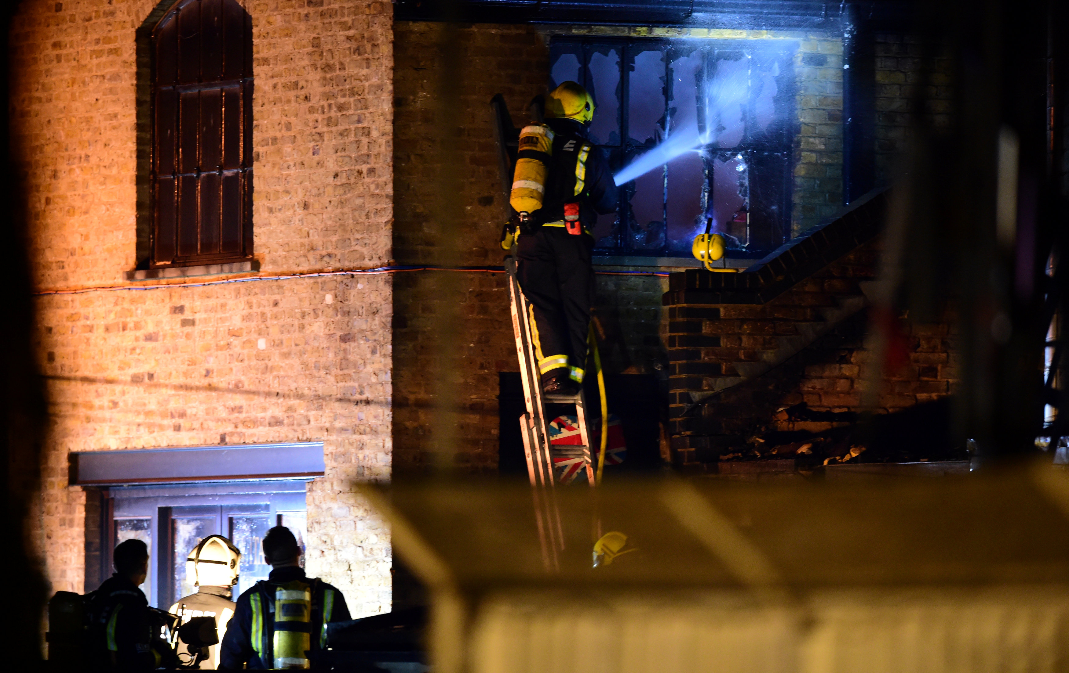 رجال الاطفاء تكافح حريق لندن