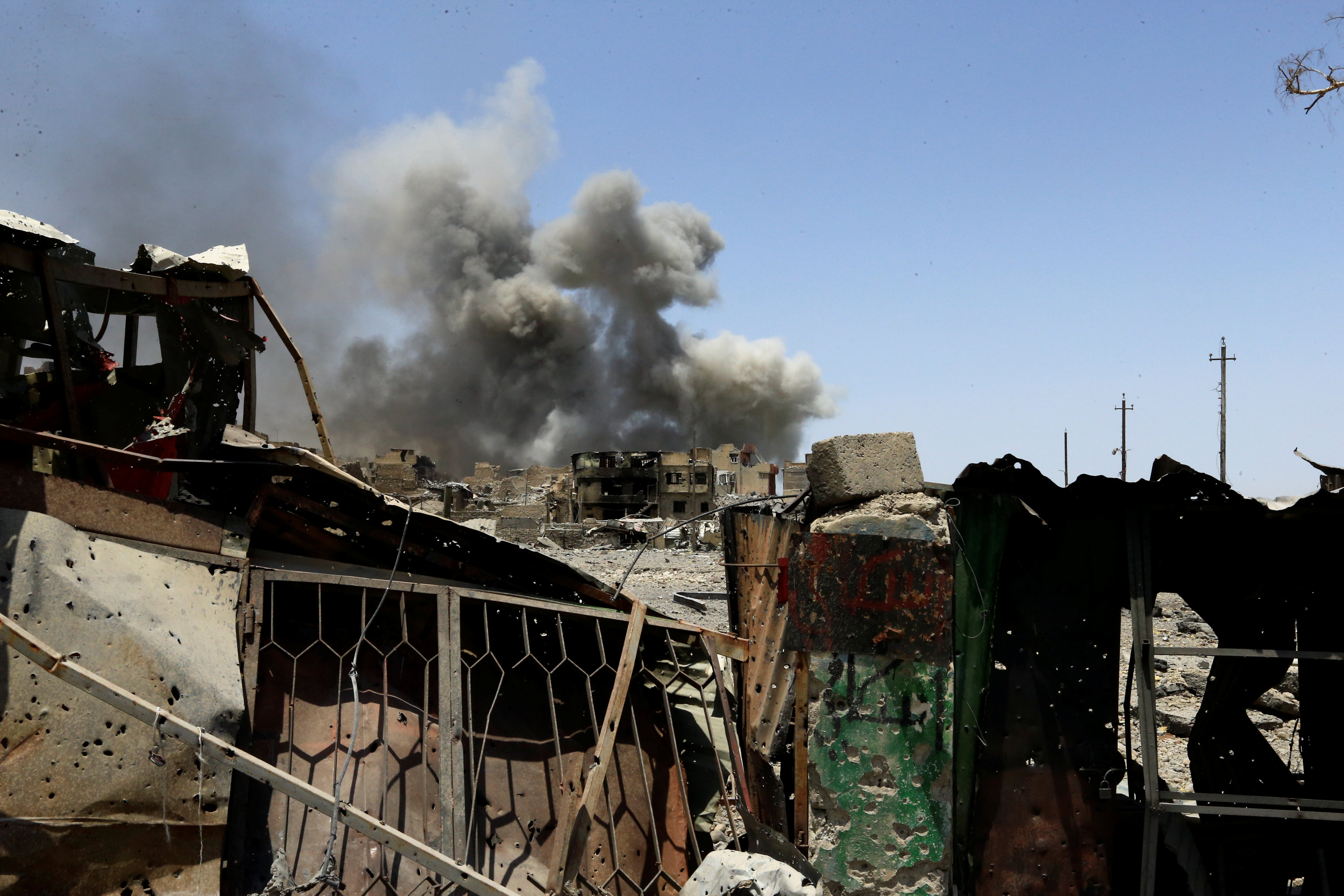 تصاعد الادخنة خلال تطهير الموصل من داعش