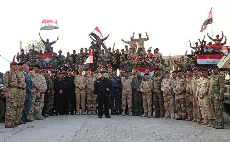 العبادى وسط قوات الجيش العراقى فى الموصل خلال اعلان تحريرها
