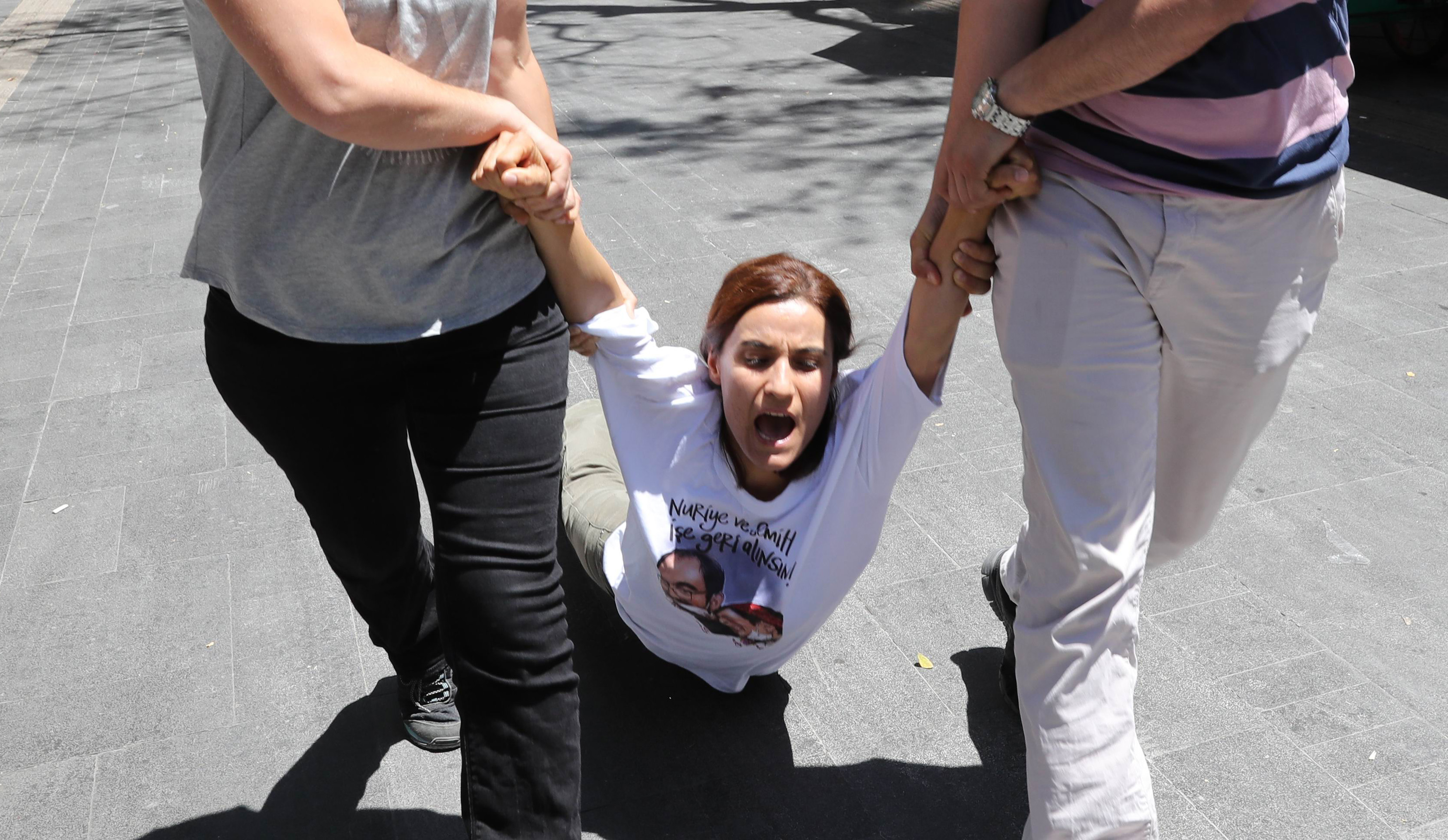 الشرطة التركية تسحل متظاهرة