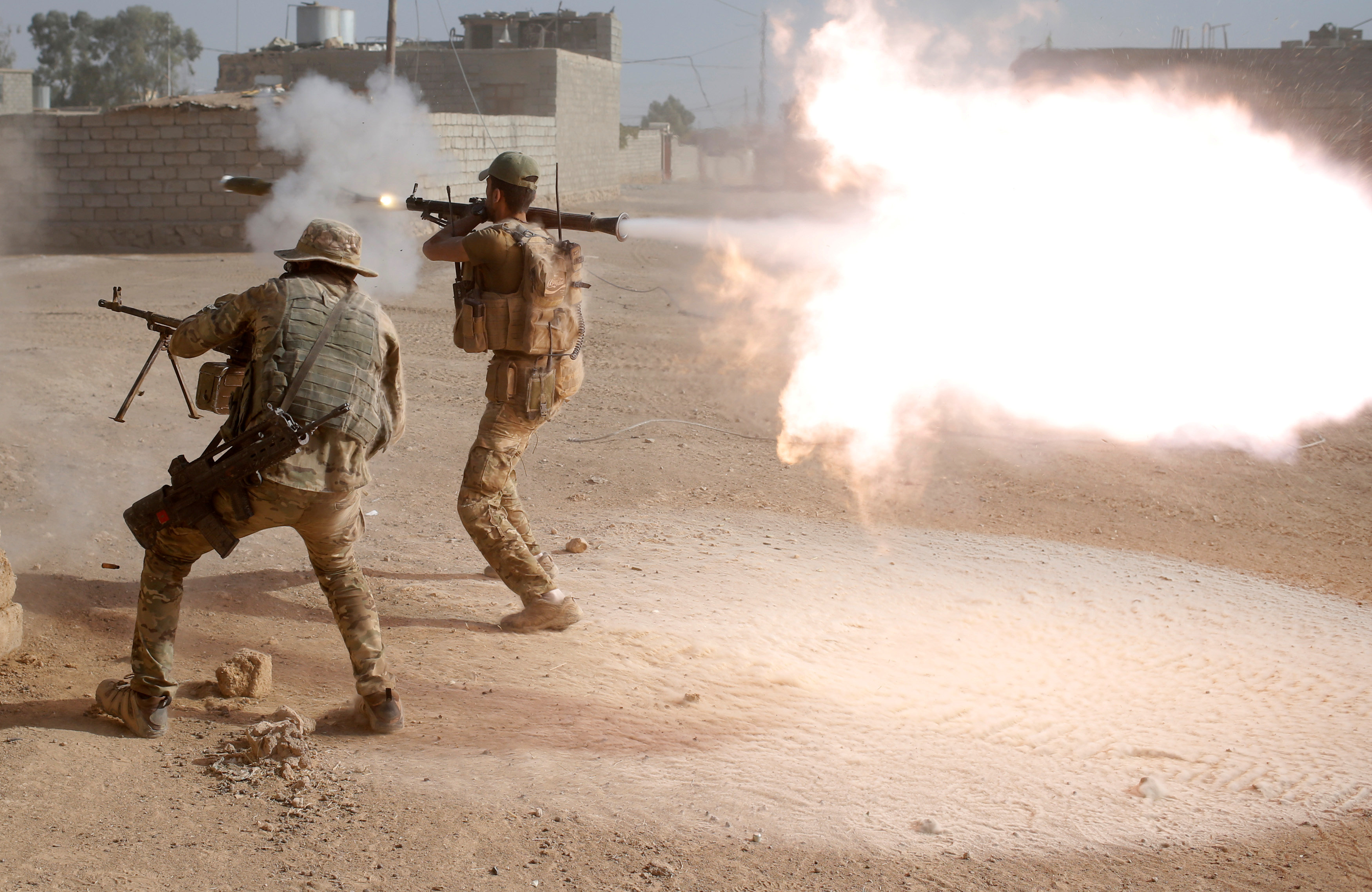 الجيش العراقى يضرب مسلحى داعش بدانة أر بى جى