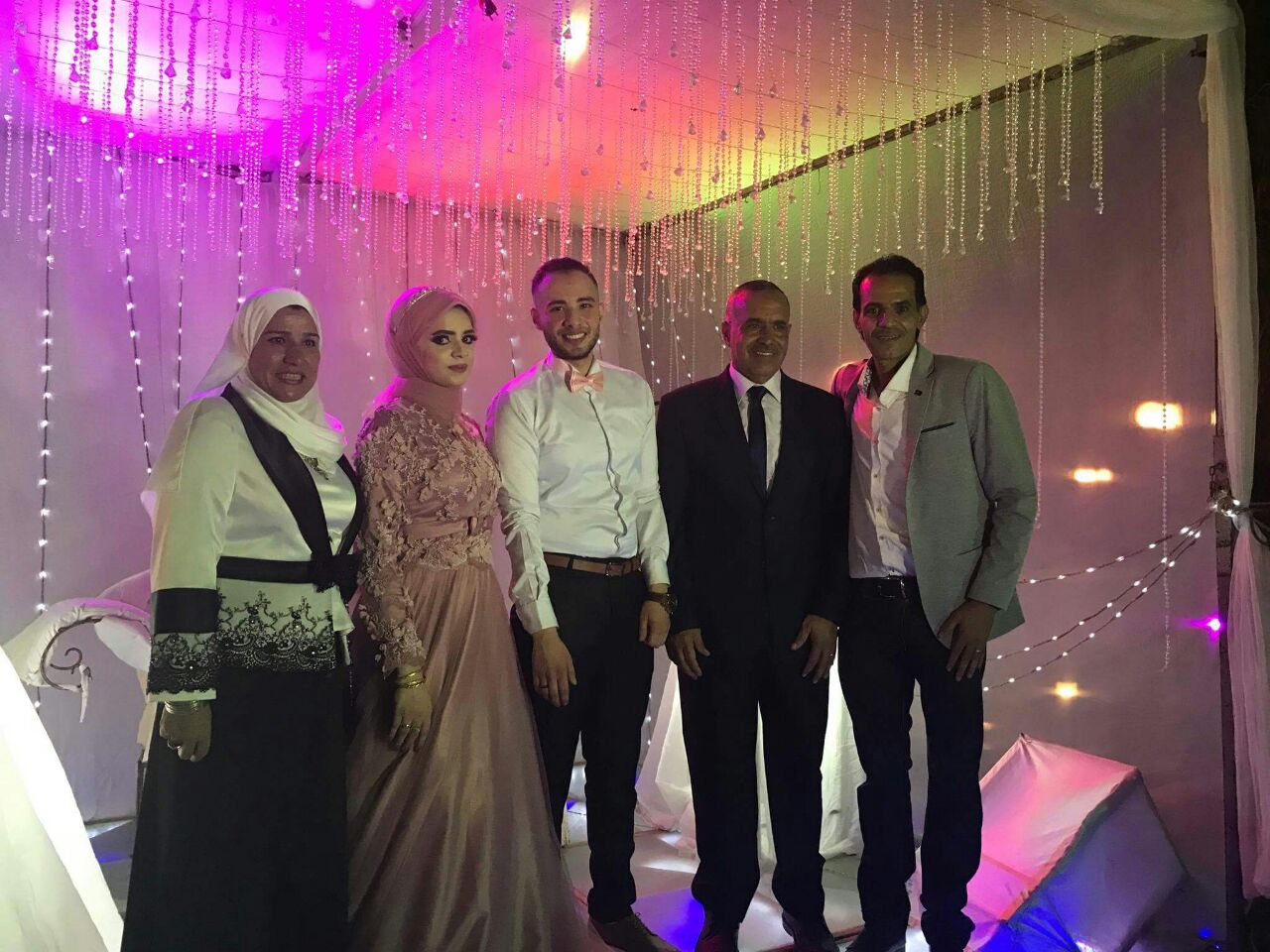 دجيش والشناوي وزوجته مع العروسين