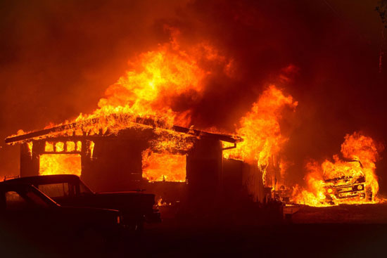 الحرائق تلتهم كوخ فى كاليفورنيا