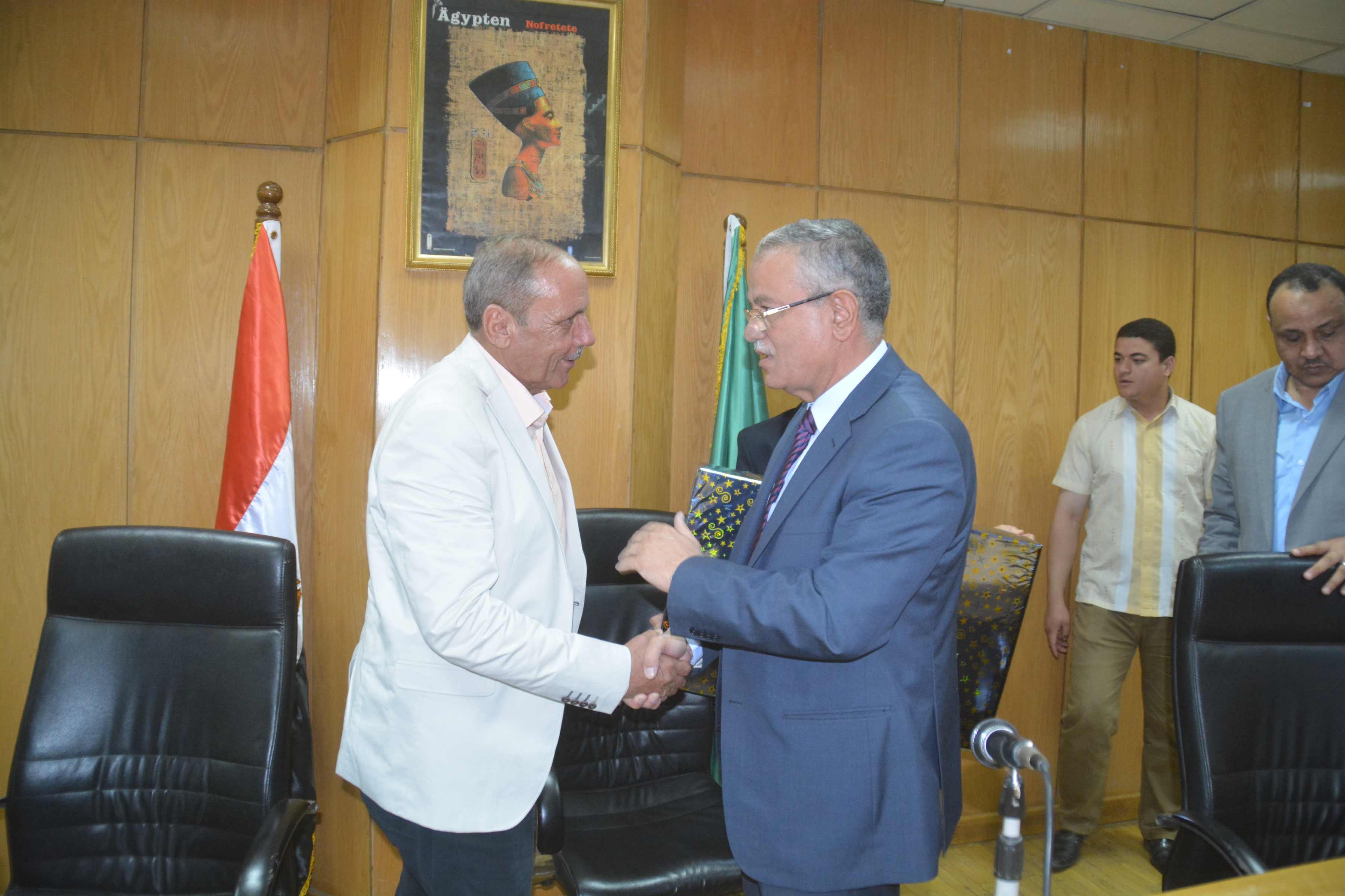 محافظ المنيا يكرم رئيس مدينة بني مزار لبلوغه سن المعاش (5)