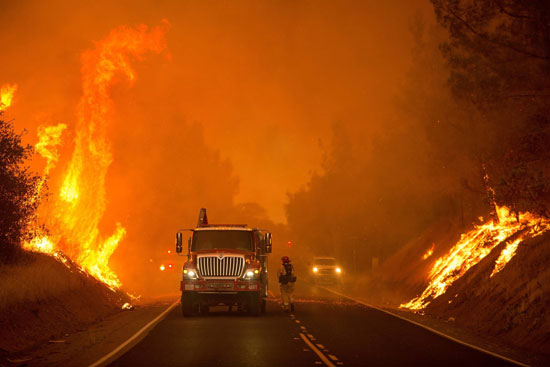 سيارات الإطفاء تعمل على إطفاء حرائق غابات كاليفورنيا