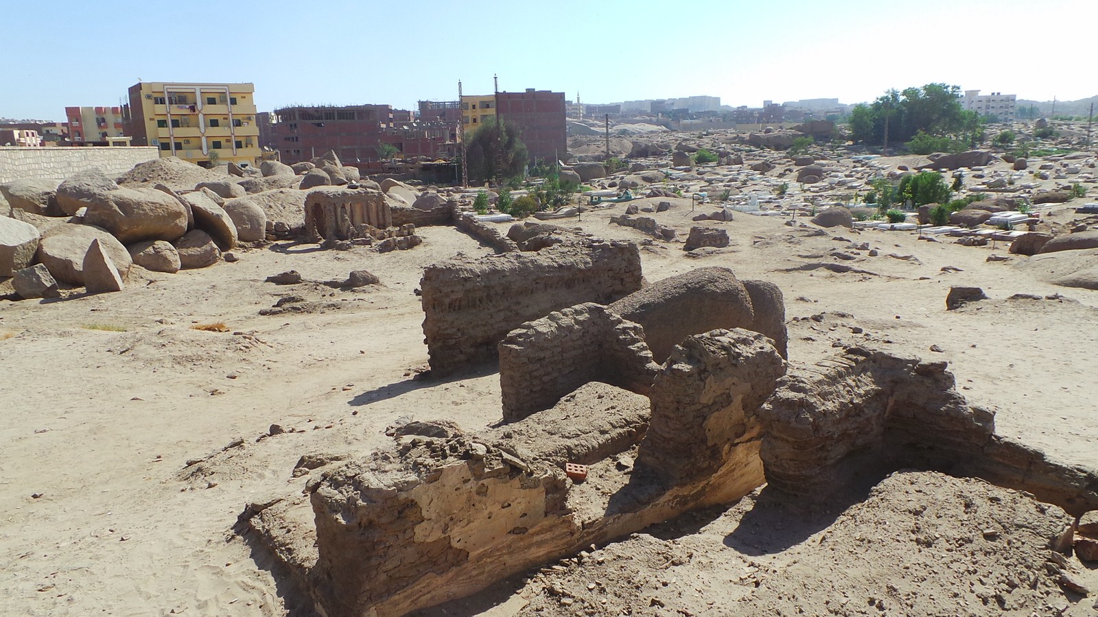 2— تضم مدينة أسوان العديد من المواقع الأثرية والتاريخية الهامة