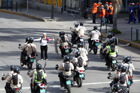 الشرطة الفنزويلية تطارد المتظاهرين