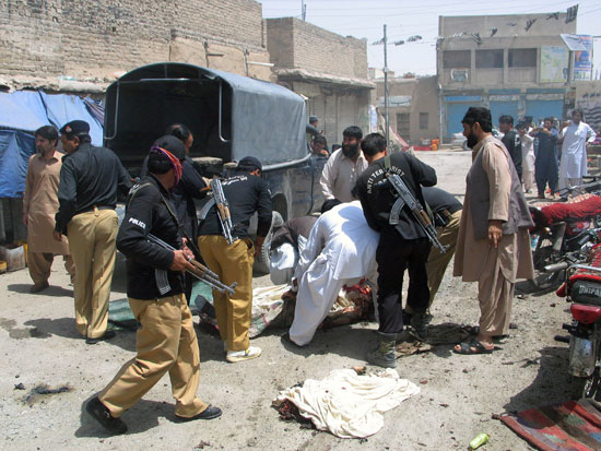 نقل-شرطى-مصاب-فى-تفجير-بباكستان