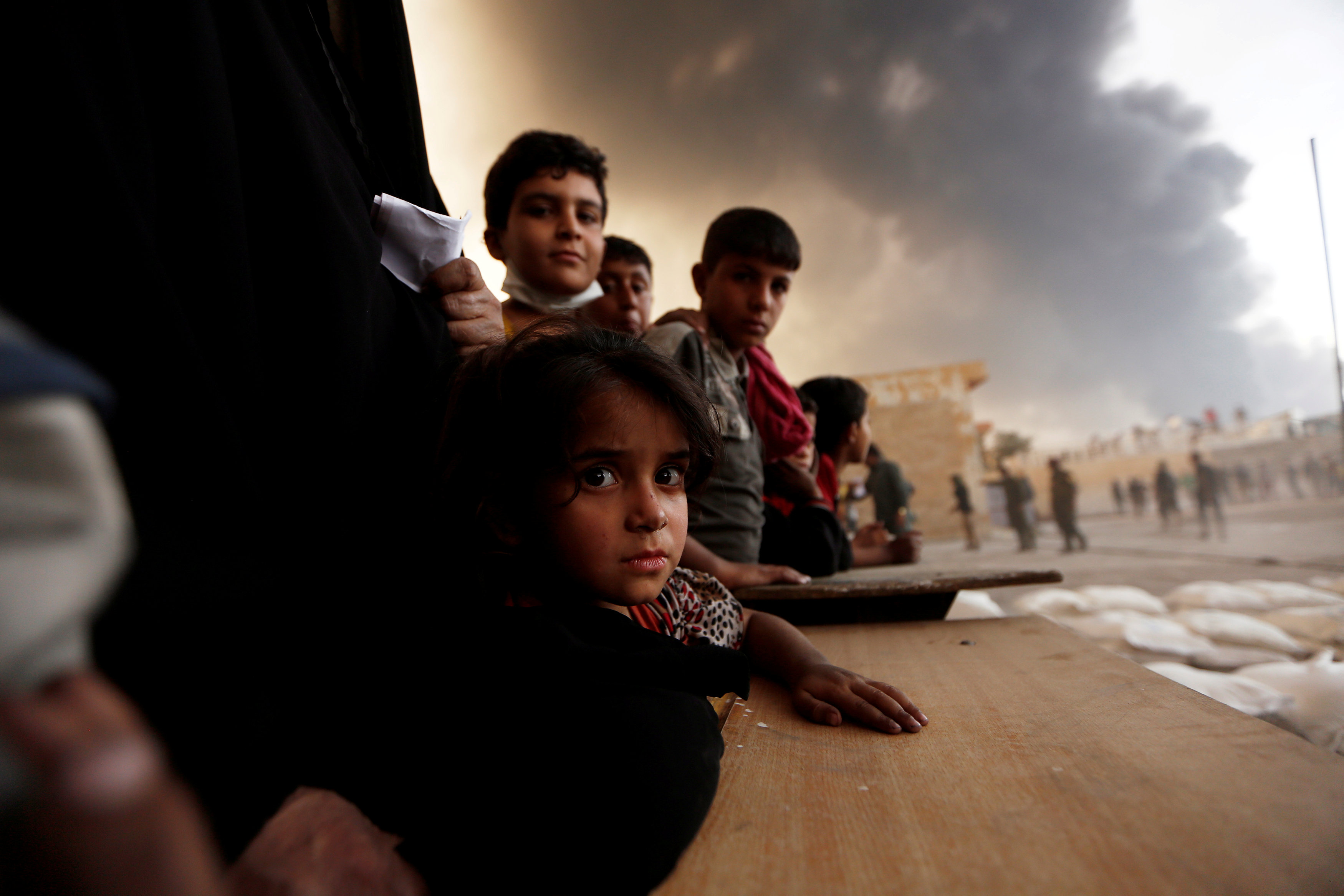أطفال فى مدينة الموصل يشاهدون الاشتباكات