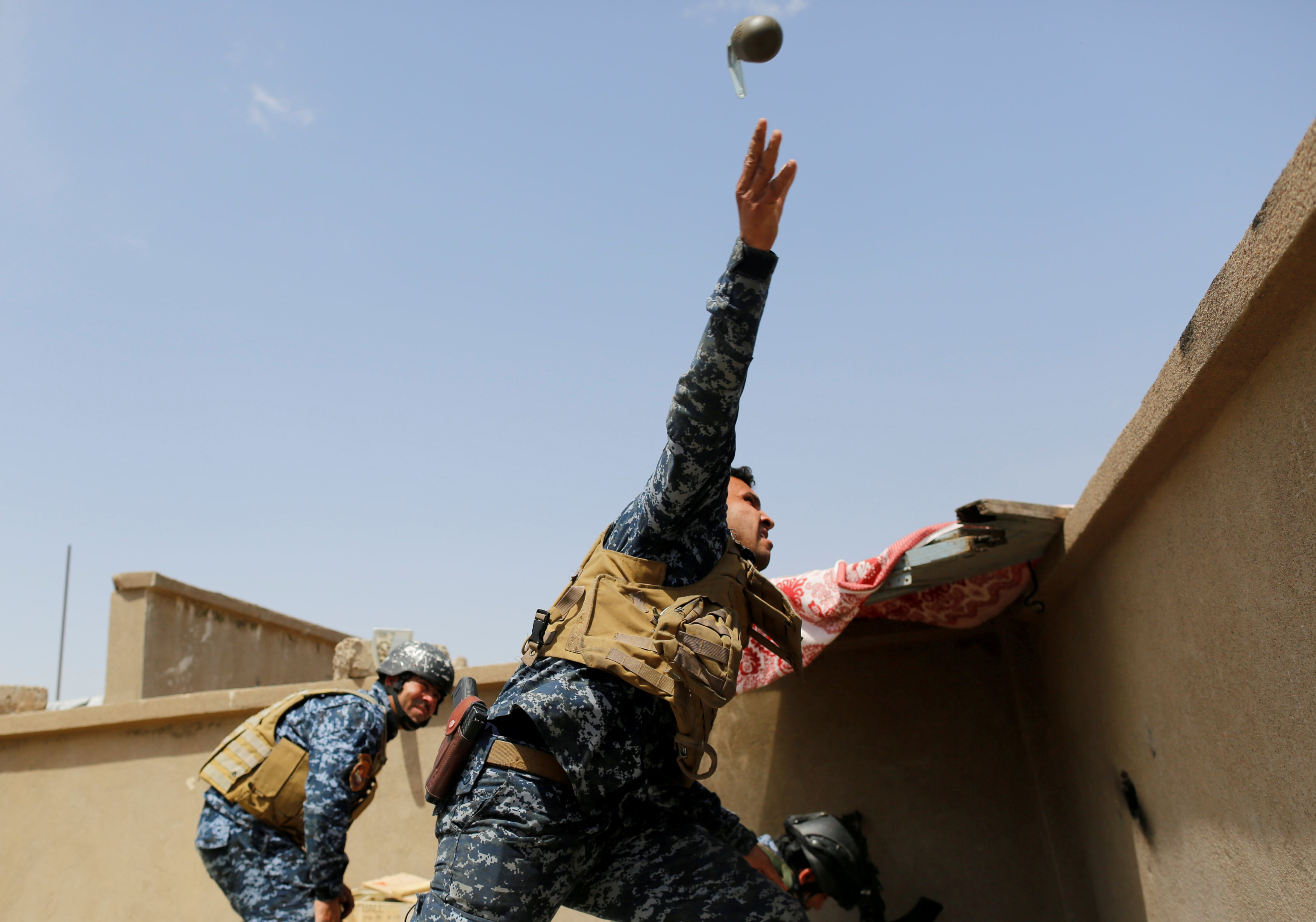 جندى عراقى يلقى قنبلة على داعش