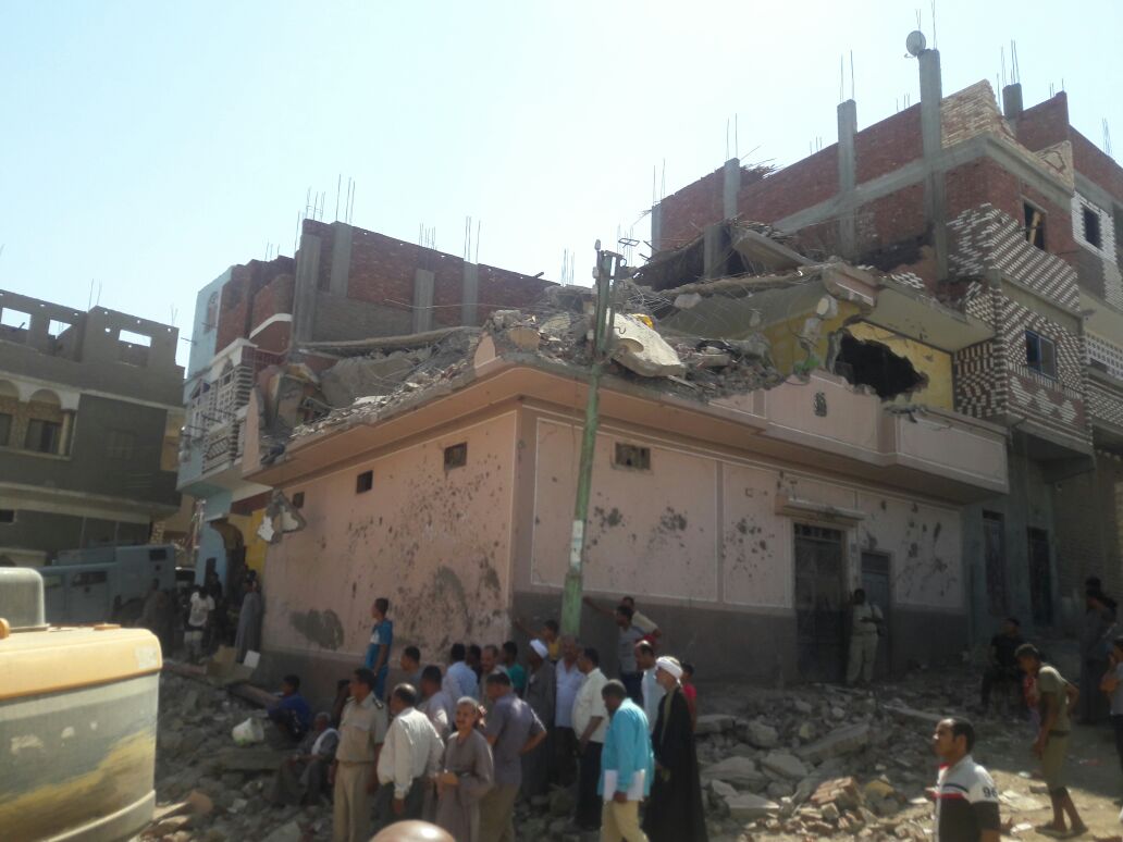 9 هدم منازل مخالفة بقرية الكرنك بسبب خصومة ثارية