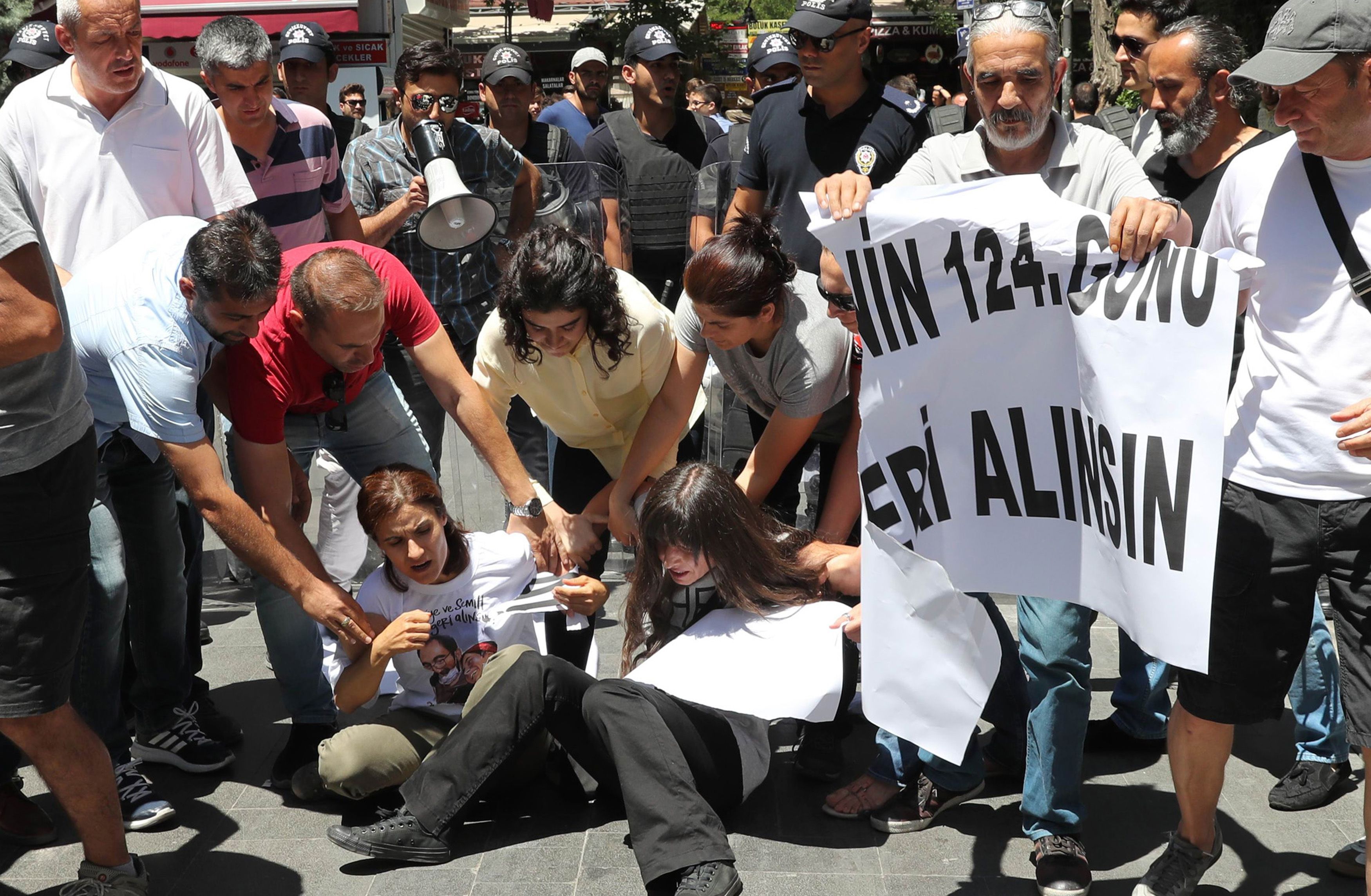 الشرطة التركية تفرق مظاهرة فى تركيتا