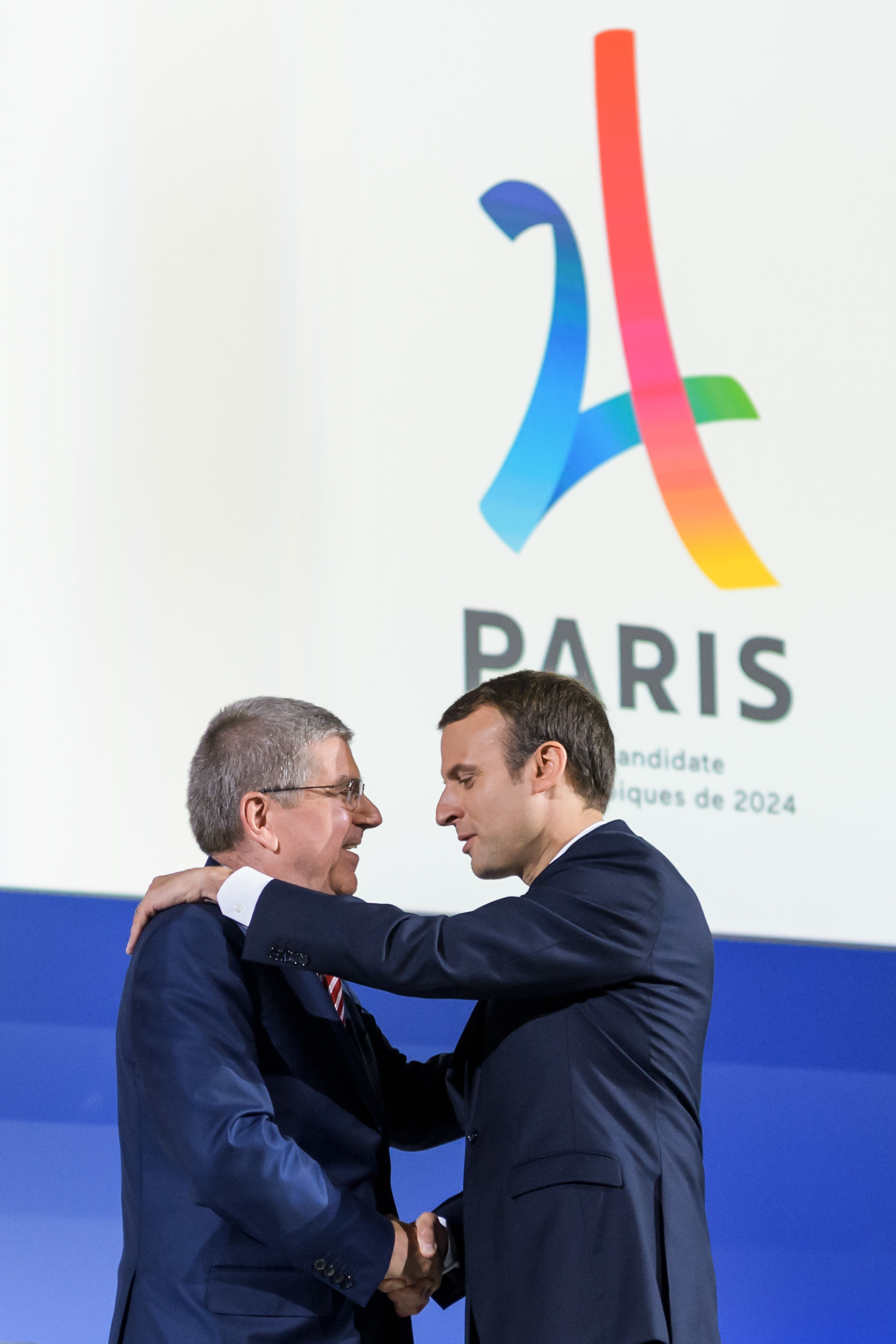 إيمانويل ماكرون وتوماس باخ قبل عرض ملف باريس