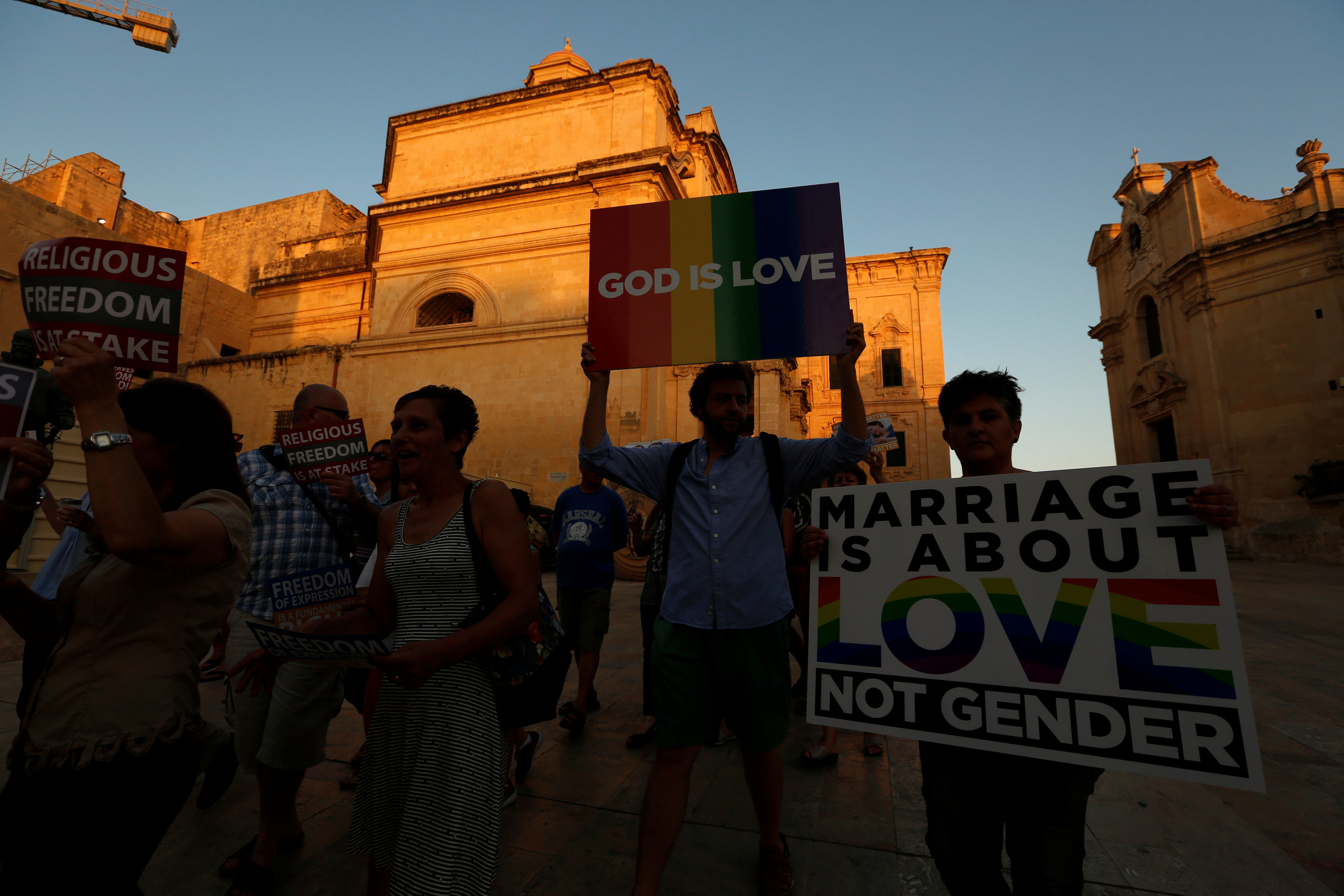 جانب من الاحتجاجات ضد زواج المثلين