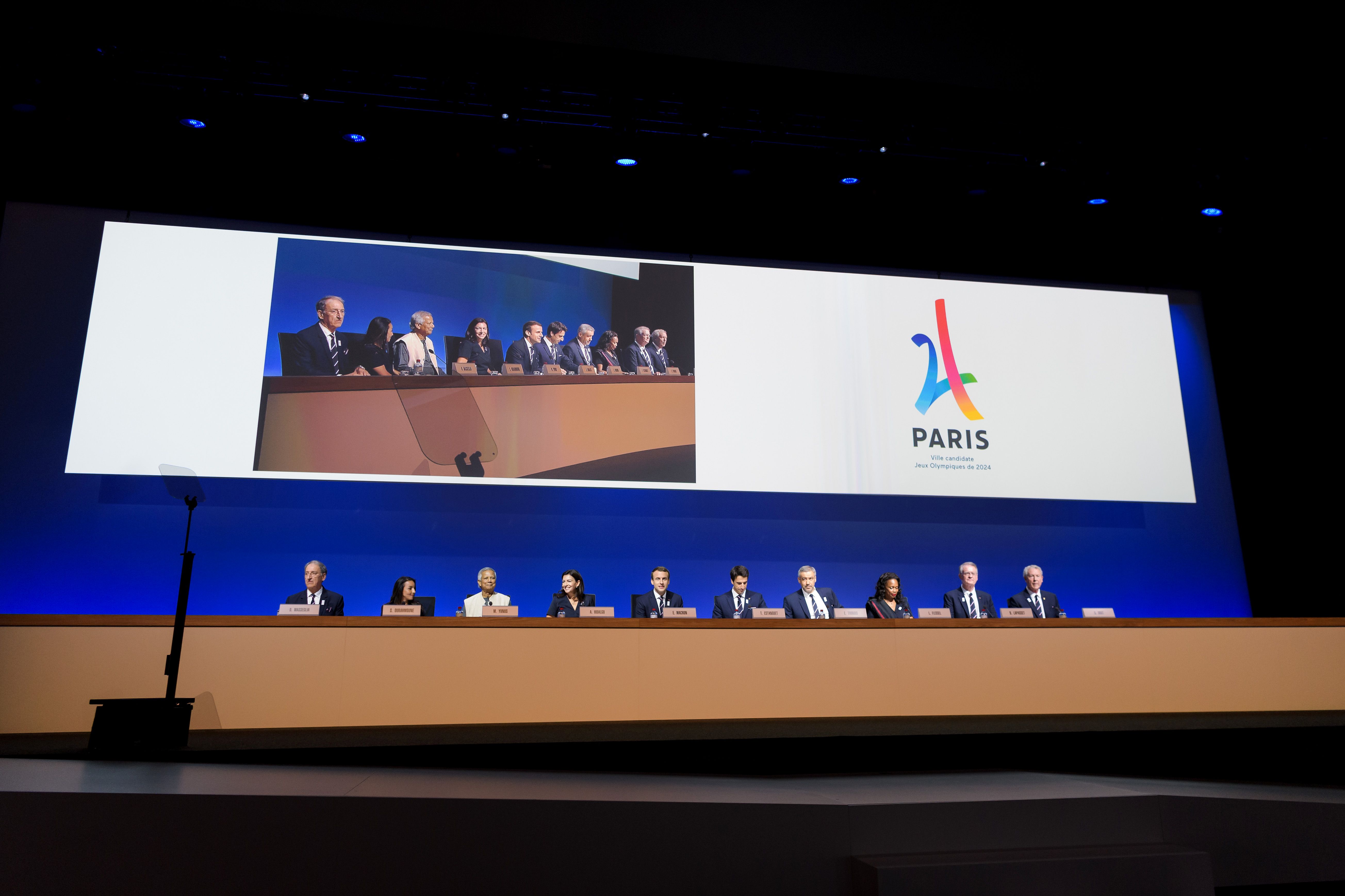الوفد الفرنسى يعرض ملف باريس لاستضافة أولمبياد 2024