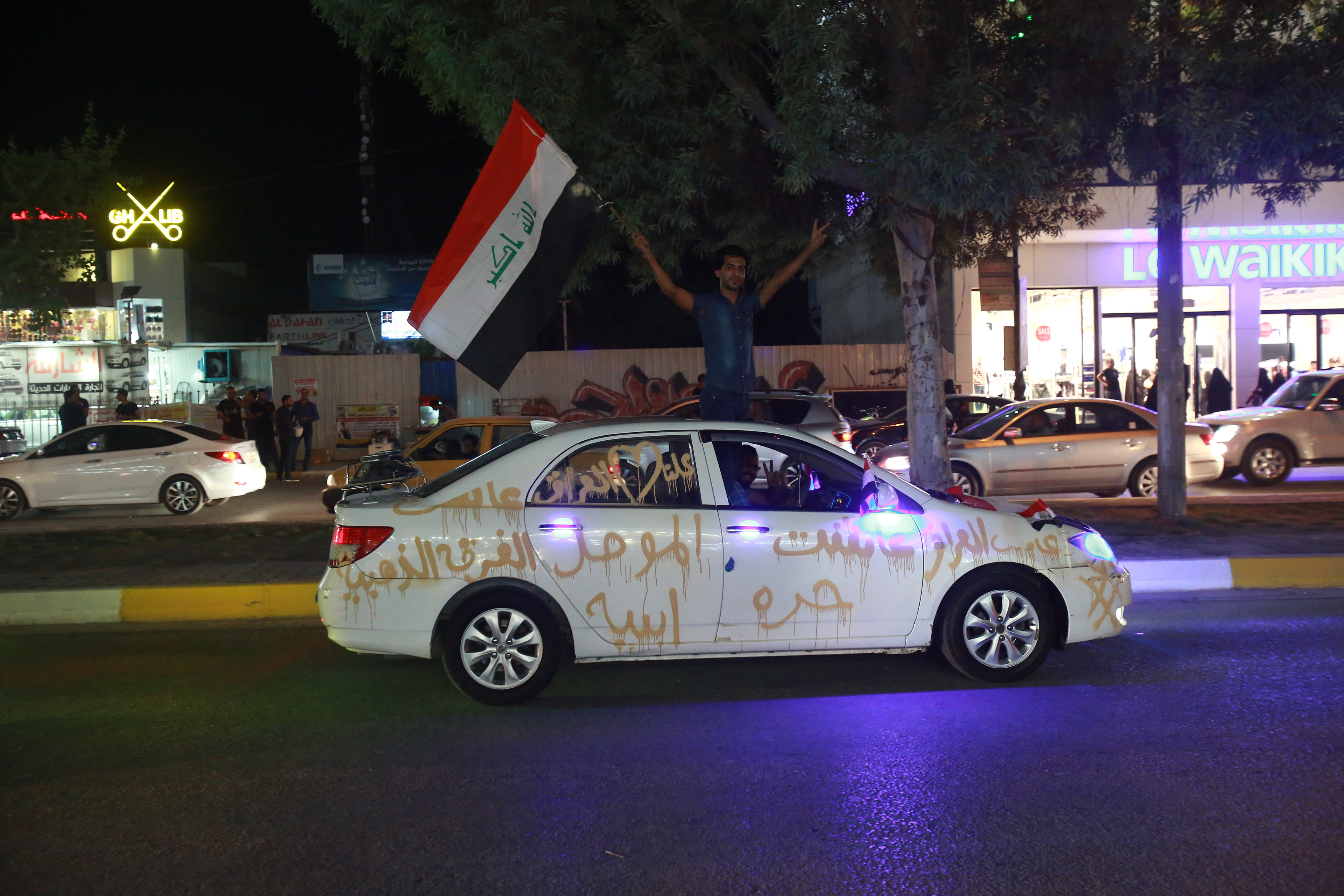 مواطنون عراقييون يحتفلون بتحرير الموصل