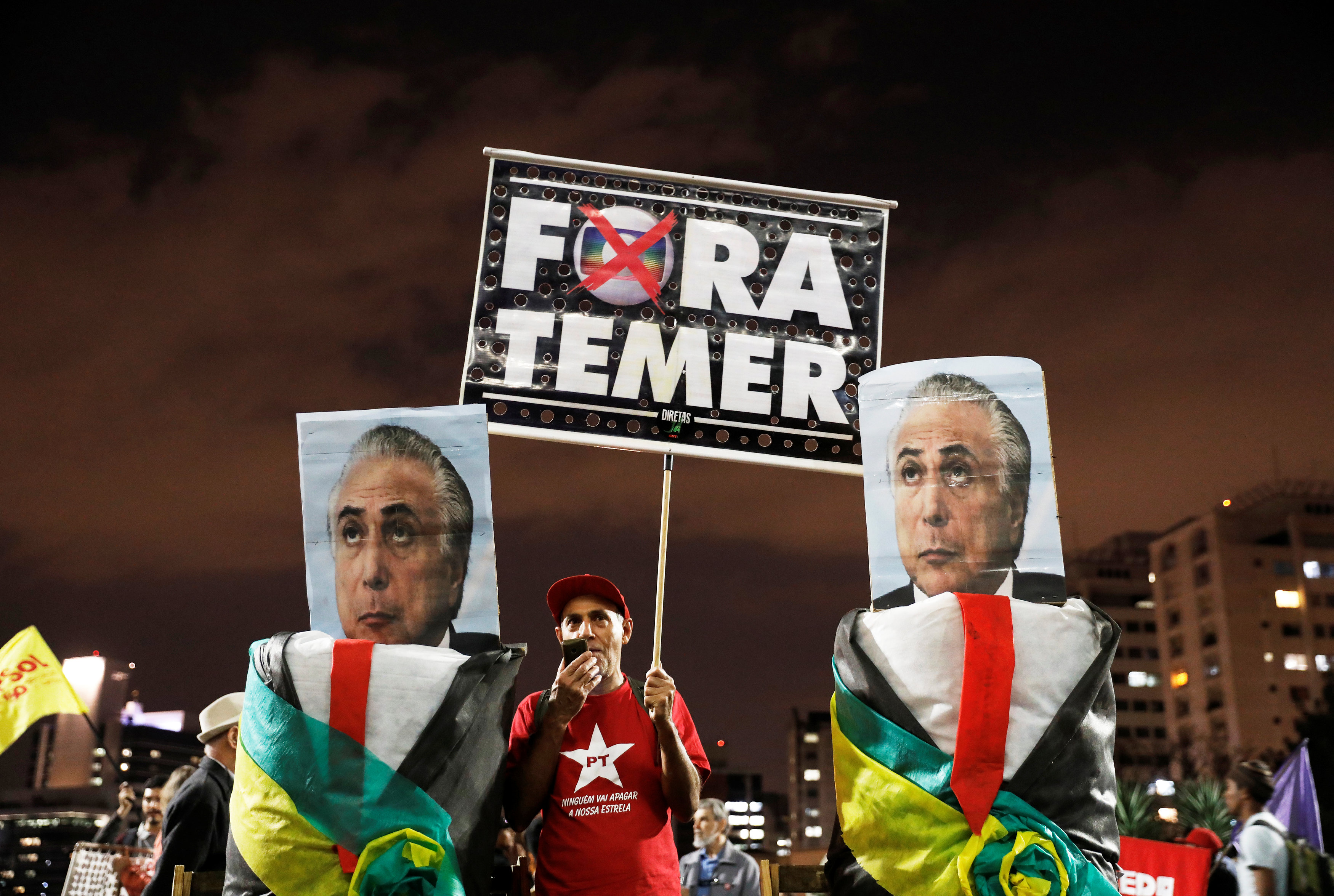 لافتات معارضة للرئيس البرازيلى