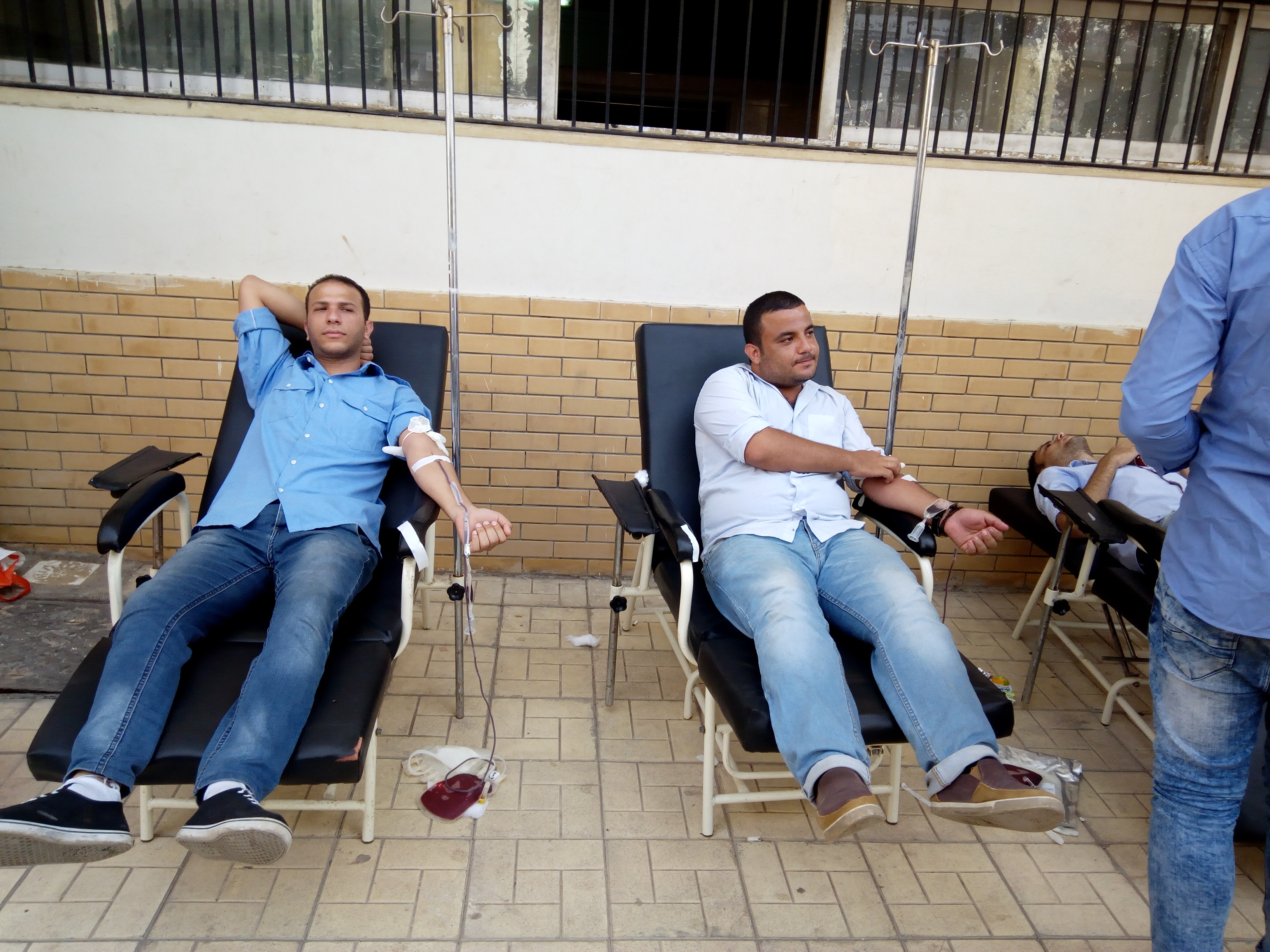 طلاب التدريب العسكري بالمنصورة يتبرعون بالدم 