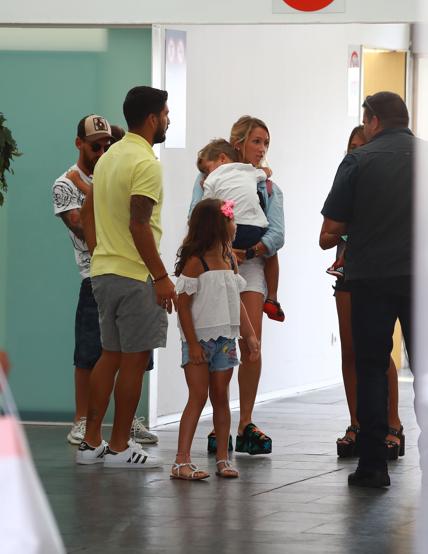 سواريز يصل برشلونة رفقة عائلته