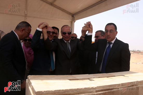محمد صبحى ووزير الإسكان يضعان حجر أساس المرحة الثانية لمشروع معا (7)