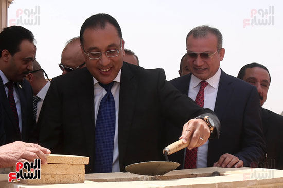 محمد صبحى ووزير الإسكان يضعان حجر أساس المرحة الثانية لمشروع معا (1)