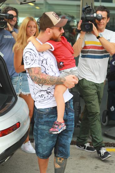 ميسي يعود مع عائلته إلى برشلونة